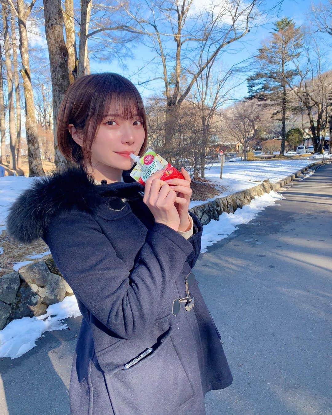 青山日和のインスタグラム：「どうして美味しいものは 脂肪と糖で出来ているのでしょうか？と思う毎日です🍚（もちろんバランス良い食事は守ってね😊）  そんな最近のマイブーム✌️ ゼリーで有名なたらみさんと⁡ ⁡FANCLさん⁡のカロリミットのコラボ商品✨  元々カロリミットにお世話になる事多々あるし パウチ型のゼリーをデザートにすることも多いので  これは有難いっ！！！🙏  カロリミットコラボだと 美味しいゼリーはそのまま、食事の糖や脂肪の 吸収も抑えてくれる。⁡ ⁡  バランスの良い食事ってすごく大事だと⁡思っている私は⁡ ⁡お肉も野菜も⁡一緒にとれる餃子は大好きで、 その⁡デザートにも✌️笑 (デザートは別腹派なので、助かるっ笑)  旅行のお供にも✨  ゆるダイエット好きな私には有難い(2回目)  味も甘すぎ好み！！  当分の間ハマりそうです☺✌️  #たらみ #カロリミット蒟蒻ゼリー #食事の糖や脂肪の吸収を抑える #さあ食べよう #おいしいだけじゃない #コンビニ #PR」