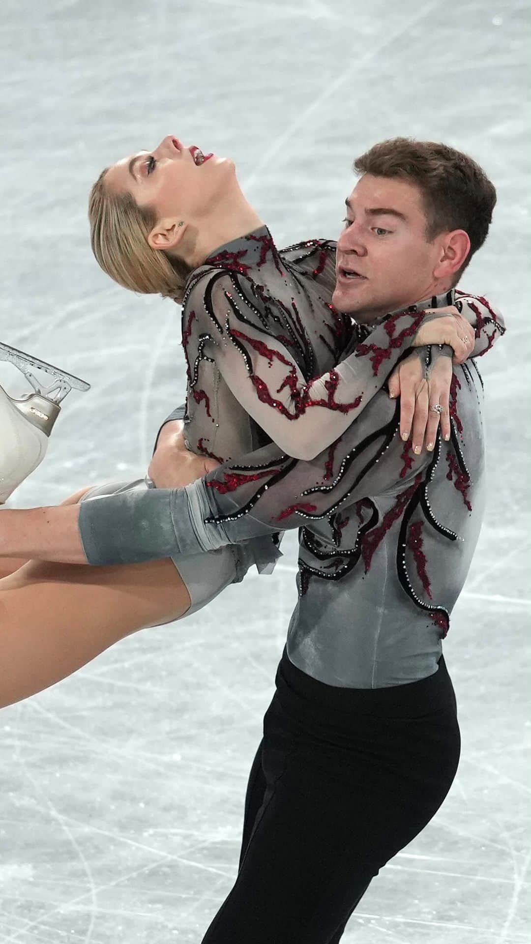 アレクサ・シメカのインスタグラム：「📺 Knierim / Frazier are at the top of their game! 🔥 With a new PB they take the lead for Team USA at #WTTFigure   #FigureSkating」