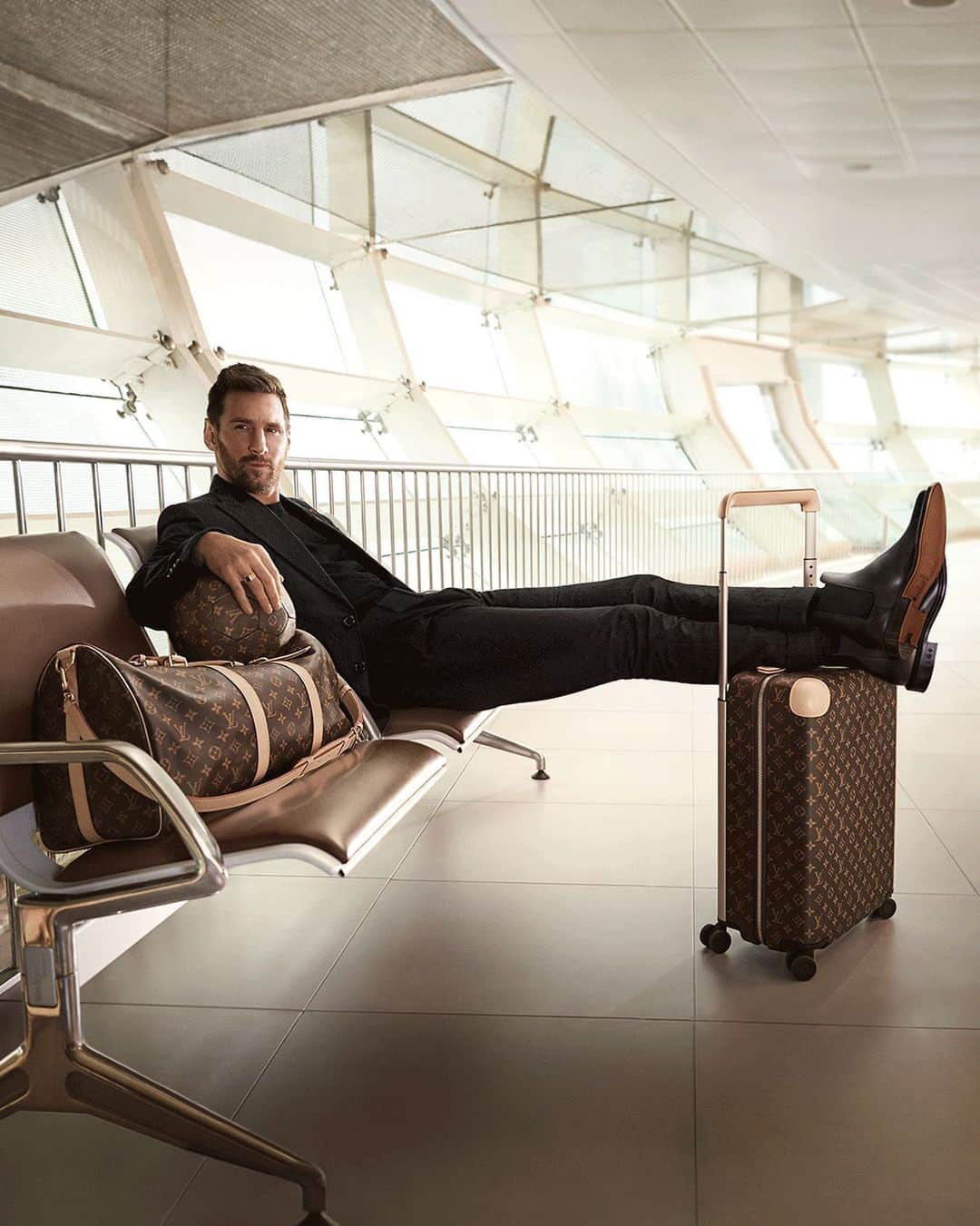 ルイ・ヴィトンさんのインスタグラム写真 - (ルイ・ヴィトンInstagram)「#LionelMessi for #LouisVuitton: Horizons Never End. Evoking the spirit of travel, #LouisVuitton’s new campaign is an homage to the Maison’s luggage-making heritage starring football legend #LionelMessi. Discover the Horizon collection via link in bio. #LVHorizon」4月14日 17時31分 - louisvuitton