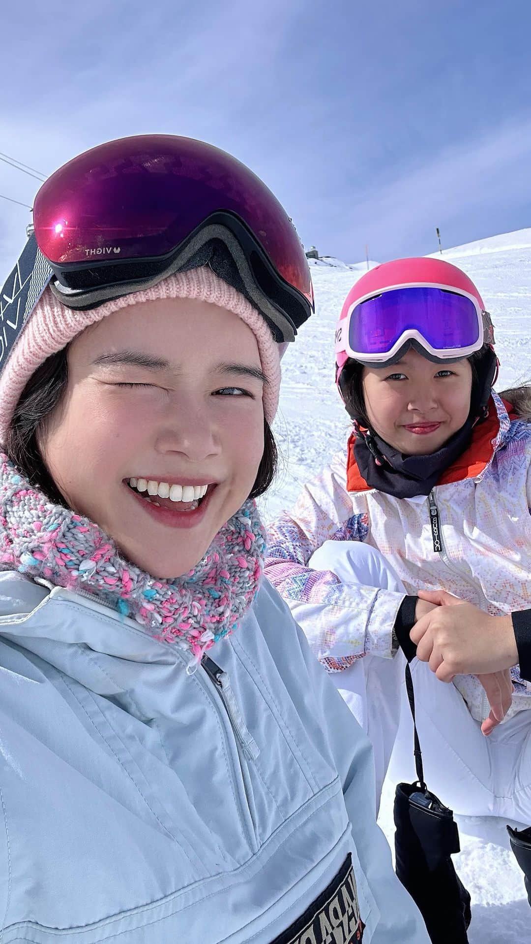リー・ジャーインのインスタグラム：「👭花花13歲了，我們滑雪的一天。 @valaiswallis @zermatt.matterhorn」