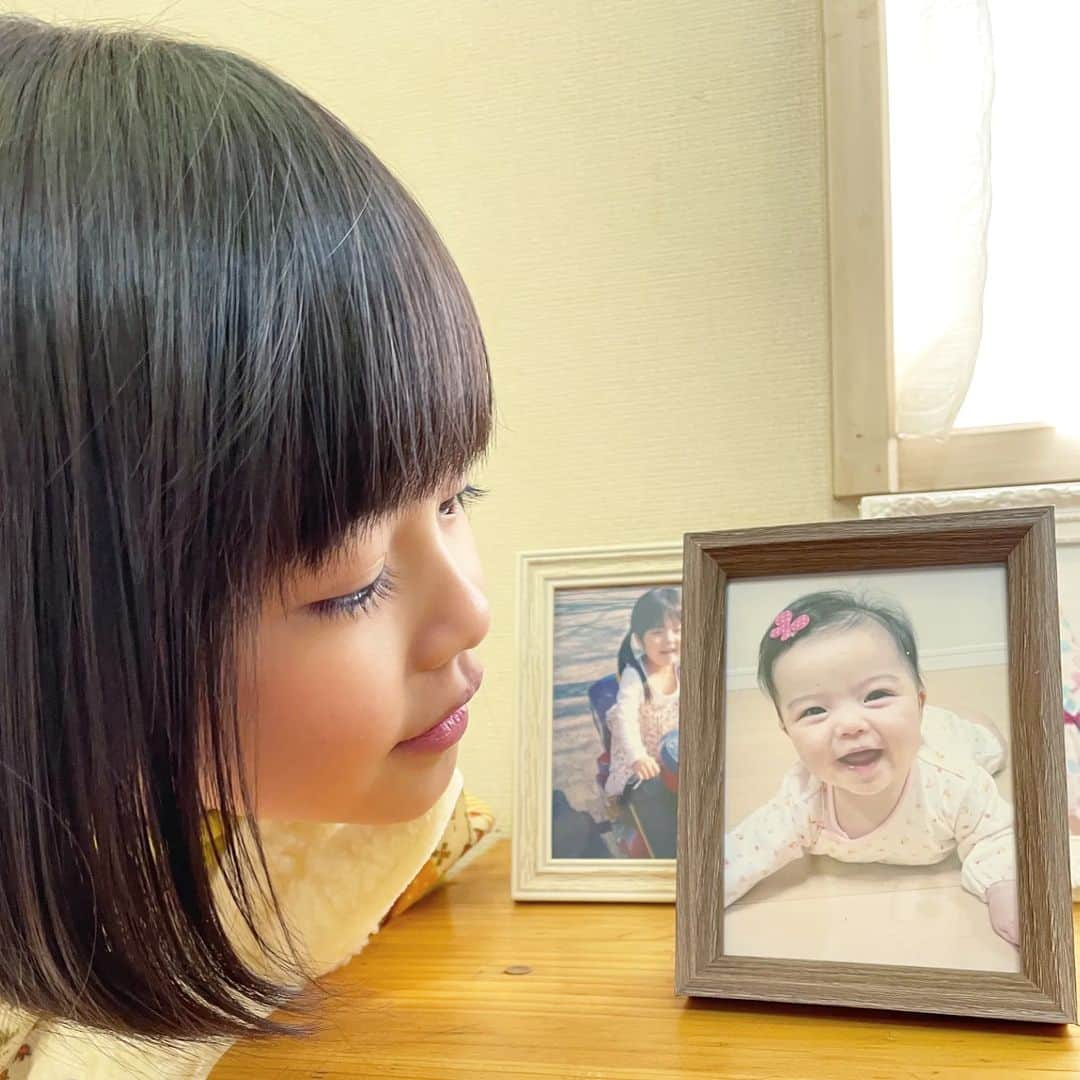 加藤柚凪さんのインスタグラム写真 - (加藤柚凪Instagram)「7歳のゆず👧 と、0歳5ヶ月のゆず👶  おんなじ顔した〜🤣🎶  #東海テレビ #フジテレビ系 #グランマの憂鬱 @dodra_tokaitv #あこちゃん家の写真立て #面影があるような #ないような🙄 #あこちゃん #加藤柚凪  @yuzuna_kato」4月14日 17時37分 - yuzuna_nagase