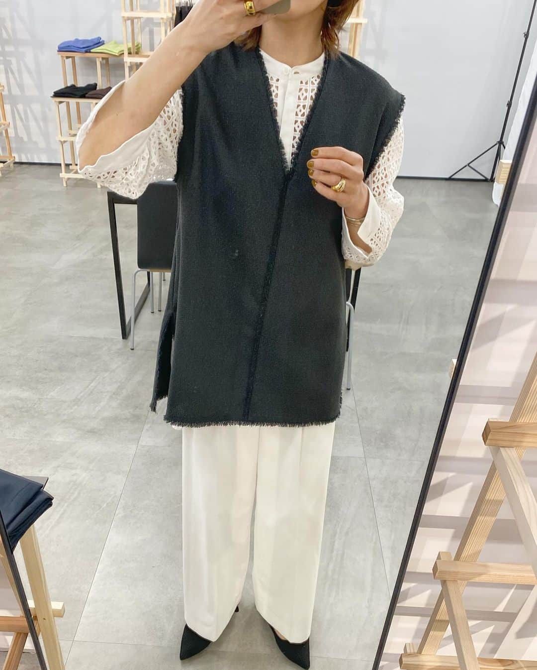 Miki Kanekoさんのインスタグラム写真 - (Miki KanekoInstagram)「@plst_official 春夏新作の試着会へ行ってきました👖  ブラウンのベストとパンツはセットアップ♡ インナーに着てるのはブラウスだと思ってたらブルゾンでした😂 シアーで袖がふんわりボリュームがあってめちゃくちゃ可愛い♡ 後ろにジップアップあります（本当は前😂） 春夏にぴったりな暗すぎないブラウンで、薄手でストレッチも効いているので凄く着心地も良く、夏も涼しく着られると思います◎  白シャツとパンツ、ツイードベストもPLST。 このパンツは丈長めが選べます（私が着てるのは丈長め） こちらも可愛いかったですよ〜♡  .  それにしても撮ってもらった写真見たら顔の丸さにビックリ😇（頬コケを気にしてたのにその悩み消えた）  .  #ハイストレッチリネンミックスカラーレスジレ　 #ハイストレッチリネンミックスタックワイドパンツ　 #PLST #プラステ #美脚パンツ #きちんとしていたい時の毎日服」4月14日 17時43分 - mikiaoba