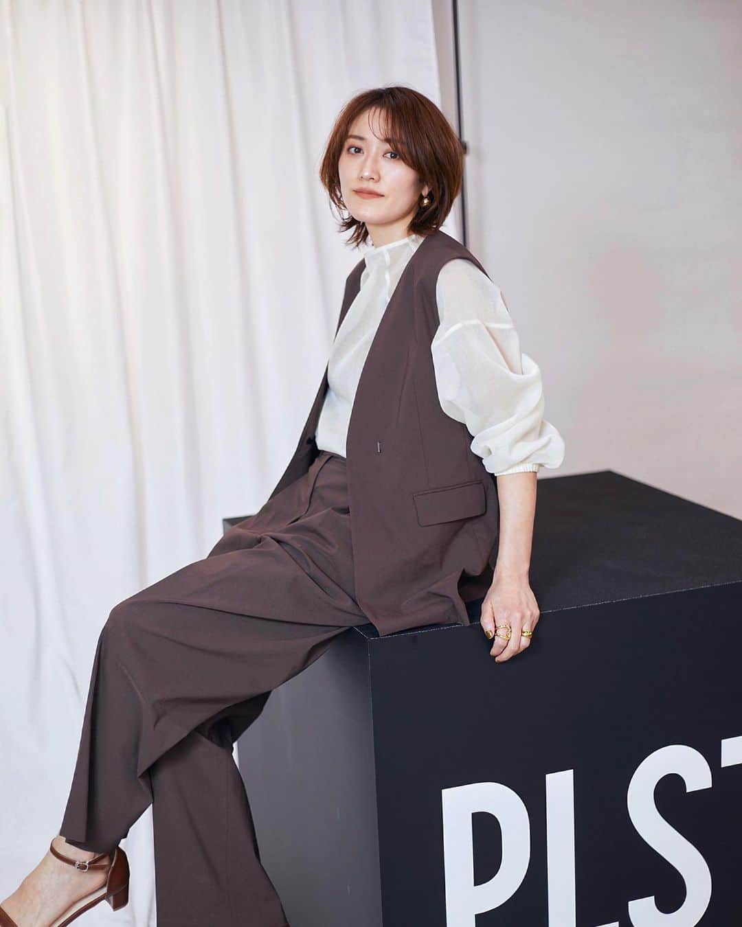 のインスタグラム：「@plst_official 春夏新作の試着会へ行ってきました👖  ブラウンのベストとパンツはセットアップ♡ インナーに着てるのはブラウスだと思ってたらブルゾンでした😂 シアーで袖がふんわりボリュームがあってめちゃくちゃ可愛い♡ 後ろにジップアップあります（本当は前😂） 春夏にぴったりな暗すぎないブラウンで、薄手でストレッチも効いているので凄く着心地も良く、夏も涼しく着られると思います◎  白シャツとパンツ、ツイードベストもPLST。 このパンツは丈長めが選べます（私が着てるのは丈長め） こちらも可愛いかったですよ〜♡  .  それにしても撮ってもらった写真見たら顔の丸さにビックリ😇（頬コケを気にしてたのにその悩み消えた）  .  #ハイストレッチリネンミックスカラーレスジレ　 #ハイストレッチリネンミックスタックワイドパンツ　 #PLST #プラステ #美脚パンツ #きちんとしていたい時の毎日服」