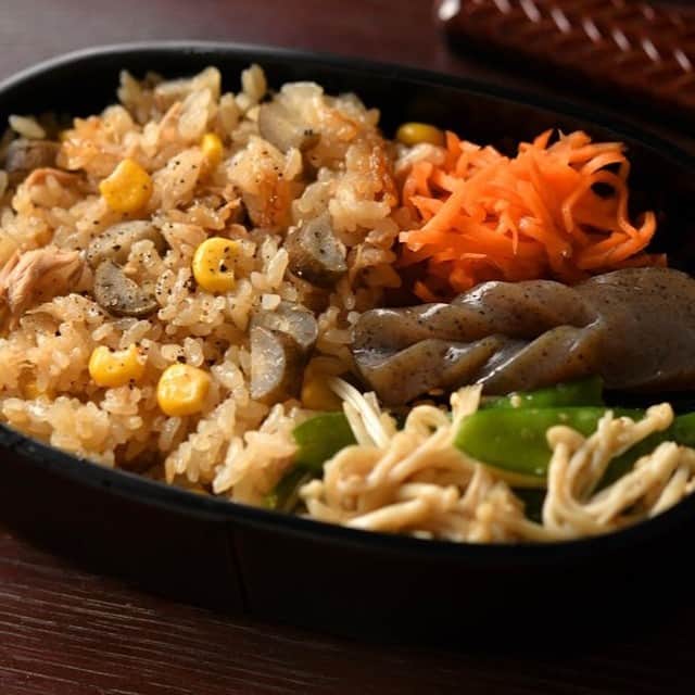 のインスタグラム：「缶詰を活用した「炊き込みご飯」のお弁当。やっぱり炊き込みご飯を弁当に入れるには、事前に炊いておくか、当日の朝に炊くかしかなくて、当日の朝に少しでも負担少なく炊けるよう工夫をしてみました！  インスタ更新できていなかったのですが、こちら実は昨日の弁当。  今日は娘は購買で買うからと、弁当いらんと言われたんですよねー。思いがけず木曜日に弁当作り終了😉  週末はまた常備菜何品か作ろうかなぁ。  #プロフィール欄に弁当全体の流れを紹介しているページリンクを貼っています  #炊き込みごはん #弁当 #弁当おかず #にんじんレシピ #にんじんサラダ #常備菜 #bento #白ごはんドットコム #冨田ただすけ」