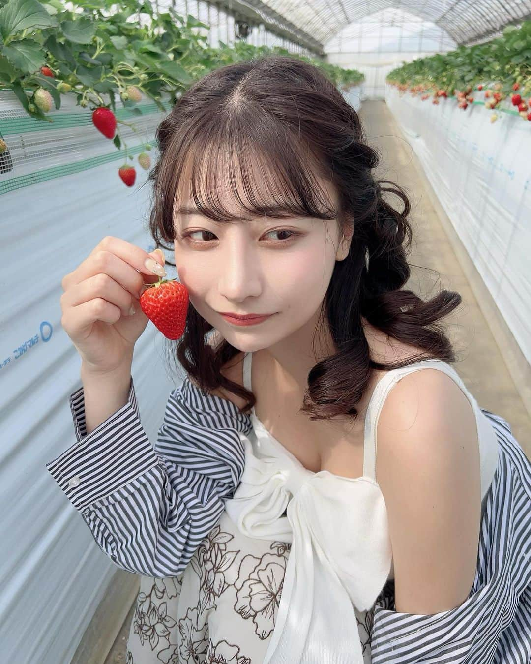 鈴木優香さんのインスタグラム写真 - (鈴木優香Instagram)「いちご狩りいってきた🍓 時間なくてたべるの必死だった( ՞߹ - ߹՞ ) #いちご狩り #おみづきと」4月14日 17時46分 - yuuka_chan815