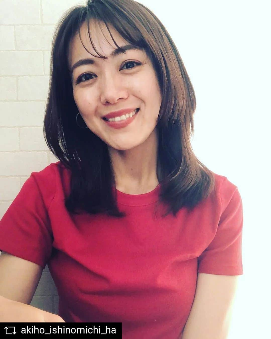 アースモデルスのインスタグラム：「#石田明穂   #REPOST @akiho_ishinomichi_ha with @get__repost__app  ヘアメンテナンスしてきました💇‍♀️💛  日焼けシーズン到来！ (皆さまご存知のとおり😅) 髪の毛も肌も日焼けしやすい私💦  今回は美容師さんに相談して ◉日焼けした肌にも似合う落ち着いた色 ◉カラーが日焼けで落ちた時に、派手にならない色 ・・をお願いし、トーンを抑えたベージュ系にしてもらいました😊  カットも深めに入っていたレイヤーを馴染ませてもらって、自然なレイヤーに近づくように🙆‍♀️  サロンで売っていたひばチップも購入😆✨ 消臭効果や天然アロマの癒し効果もあるそうです💛 早速リビングや車に置こう🎵と思った直後に、 はなちゃんに袋をビリビリにやられちゃいました😅🐶  近付けない所に置かねば😅💦  #ヘアメンテナンス#ミディアムヘア  #ヘアアレンジ#ヘアカット#美容院 #大人ヘア#ヘアスタイル   #モデル #アース #アースモデルス #モデルエージェンシー #モデル事務所 #モデル募集 #ファッション #ファッションモデル #青山 #表参道 #外苑前 #model」