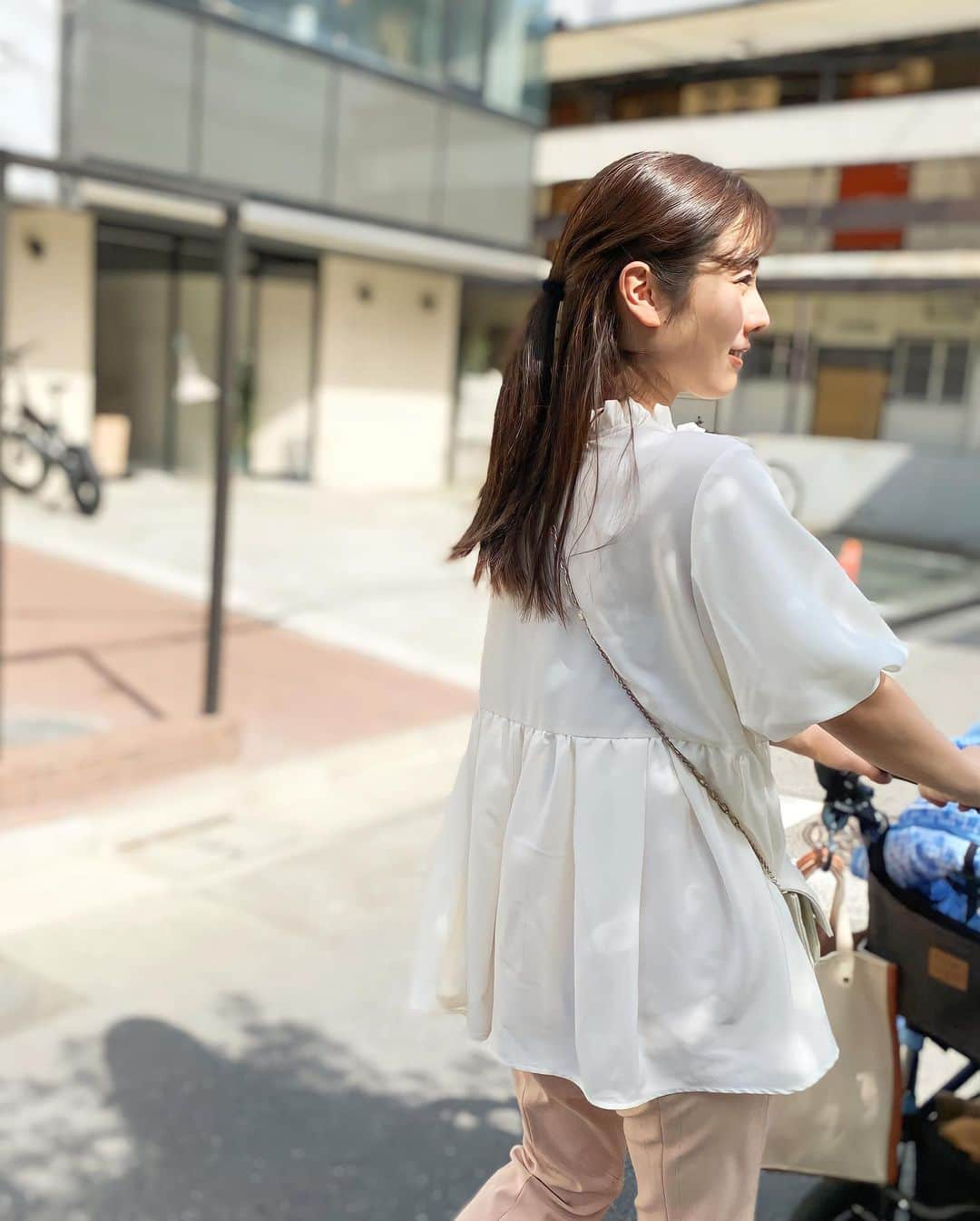 逢月あかりさんのインスタグラム写真 - (逢月あかりInstagram)「マタニティから着られる授乳服の販売が決まりました✨  妹がデザインしたお洋服が @joint_space とのコラボで4月17日からオンライン販売されます☺️✨  妊娠中から授乳期、産後まで着られるお洋服でめちゃくちゃかわいい🥺  これはフリルの下が胸下までチャックになっているブラウスです☺️シワになりにくい生地で抱っこしても大丈夫。 チャックなので楽です✨  私自身も妊娠で着られる服がなくなり、、、 産後もすぐには体重が戻らず、授乳を考えると余計に着る服が無くて困ってました😅  こういう気分が上がるお洋服が欲しかった〜！と今更ですが思います。  もちろん授乳関係なく着られます💓  #授乳服#授乳服に見えない授乳服 #マタニティコーデ #子育てママ #ママコーデ#ベビーカー#エアバギー#ベビーカーバッグ#ジョイントスペース#マタニティワンピース」4月14日 18時07分 - akari.ouzuki