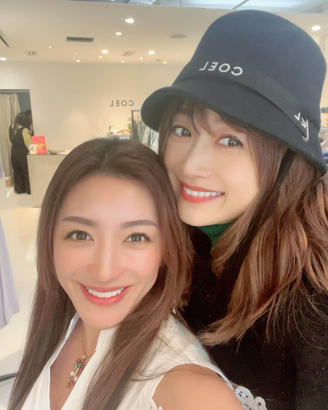 松藤あつこさんのインスタグラム写真 - (松藤あつこInstagram)「会いたい人に沢山会えた日❤️  「COEL」AW 展示会✨へ✨  しばらくタイミングが合わなくて伺えず…  ヨンちゃんのお洋服は、品の中にどこかパンチある可愛さ💖 そして上質な生地で長持ち❤︎  全てが可愛かったぁ〜❤️  背、高くなりたかったな🥹  子供には器械体操はやらせない‼️ と、思ってたのに… 結果、タンブリング系やってしまってます…😂  ヨンアちゃん❤️あきちゃんにも❤️ハニーちゃんにも❤️すのさんにも❤️一気に会えてハッピー満載の日でした🌸  カフェも素敵ですよ✨✨  @coel.official  @coelcafe.aoyama   #COEL #ヨンアちゃん  #表参道 #骨董通り #coelcafe  #秋冬 #展示会」4月14日 18時07分 - atsukomatsufuji