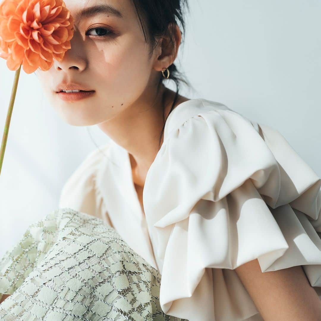 NATURAL BEAUTY BASICのインスタグラム：「本日より松木育未さんが素敵に着こなしてくださった 春の新作webカタログ、第2弾が公開スタート✨  Feminine Style In mid spring Feat.Ikumi Matsuki  繊細なフラワープリントに、 ドラマチックなチェックやドット、エレガントな幾何学レース… 旬なフェミニンディテール満載な春新作をピックアップ。 ワンピルックもワンツーコーデetc. 松木育未さんのフレッシュな着こなしにも注目です。  ■ボリュームバルーンスリーブブラウス ¥6,930 tax in size:S/M color:オフ/ブラウン/ネイビー #0173110450  ■幾何杢コードレーススカート ¥9,900 tax in size:S/M/PS color:オフ/ピンク/ライトグリーン #0173120451  #松木育未 さん #春カラー #ブラウス #ボリュームスリーブ #spring #春コーデ #スプリングコーデ#レーススカート  #お出かけコーデ #オフィスコーデ #オフィスカジュアル #通勤コーデ #大人可愛い #カラーコーデ  #着回しコーデ #きれいめカジュアル  #ベーシックコーデ #ベーシック #ナチュラルコーデ #トレンドスタイル #シンプルコーデ #ナチュラルビューティーベーシック #naturalbeautybasic」