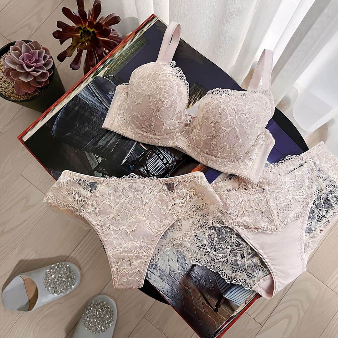 BradelisNewYork/ブラデリスニューヨークのインスタグラム：「. BRADELIS Elin bra23S1 -For Glamor-  立体的な柄が美しいレースの新コレクション♪  バストを包み込むような大きく咲き誇る花と葉は、 グラマーさん向けの大きめカップの印象を抑える 柄の効果を活かしたデザイン  また、スカラ部分はさりげない上品な光沢と、 洗練された繊細な模様で織りなされています°˖✧ 生地調、レースの編み方...ひとつひとつに 「補整」と「おしゃれ」を楽しんでいただきたい、 ブラデリスのこだわりを詰め込んだ贅沢なデザインです♪  少し赤みのあるホワイト系のカラーが上品な【エクリュ】 ミステリアスな雰囲気が漂う濃色の【ミッドナイト】 フェミニンな印象で肌に温かみをプラスしてくれる【アプリコット】 の3色展開です♪  ぜひ、チェックしてみてくださいね♡ ・ ・ ・ ※ご使用のパソコンモニターやスマートフォンの画面によっては、商品の色合いが画面表示のものと現物で異なる場合があります。  #ブラデリスニューヨーク #ブラデリス #bradelisnewyork #育乳ブラ #bradelis #育乳 #補整ブラ #補整下着 #補正 #補正ブラ #スタイルアップ #ボディメイク #styleup  #バストケア #美ボディ #春夏 #新作 #SS」