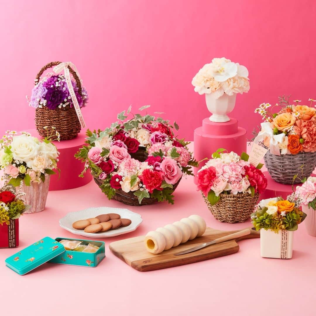 Bloomee LIFEさんのインスタグラム写真 - (Bloomee LIFEInstagram)「＼🌹母の日アイテム販売中🎁／ 今だけ限定、購入時に使えるポイントプレゼント中✨  生花を楽しめるアイテムから、 プリザーブドフラワーまで豊富なラインナップ🌸  そのまま飾れるアレンジメントだから 花瓶いらずに飾れます◎  全ての商品が数量限定となりますので、お早めに！  #bloomee #ブルーミー #母の日 #mothersday #プレゼント #母の日ギフト #お花のある暮らし #お花の定期便 #サブスク」4月14日 18時00分 - bloomee