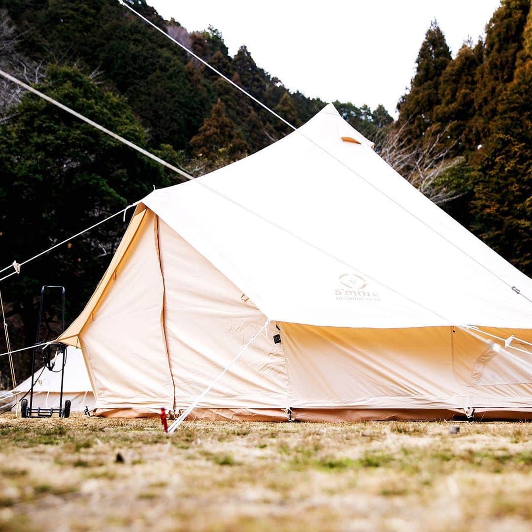 キャンプ情報サイト［ランタン］さんのインスタグラム写真 - (キャンプ情報サイト［ランタン］Instagram)「CAMP SMILE STYLE ／ ベージュカラーで揃えたギアに囲まれ焚き火。 機能性重視のサイトは統一感があっておしゃれ ＼ いろんなキャンパーのキャンプスタイルを現地取材と一般キャンパーからの投稿で数多く掲載してます。 . . 詳しくは @lantern.camp webサイトをご覧ください . . #camp #camping #camplife #outdoor #travel #trip #lantern_smile #キャンプ #キャンプ用品 #アウトドア #テント #自然 #旅行 #キャンプ初心者 #キャンプ好きな人と繋がりたい #アウトドア好きな人と繋がりたい #camper #外遊び #キャンプスタイル #かぶとの森テラス #デュオキャンプ #デュオキャン #DOD #ディーオーディー #smore #スモアテント #ベージュカラー #焚き火台」4月14日 18時00分 - lantern.camp