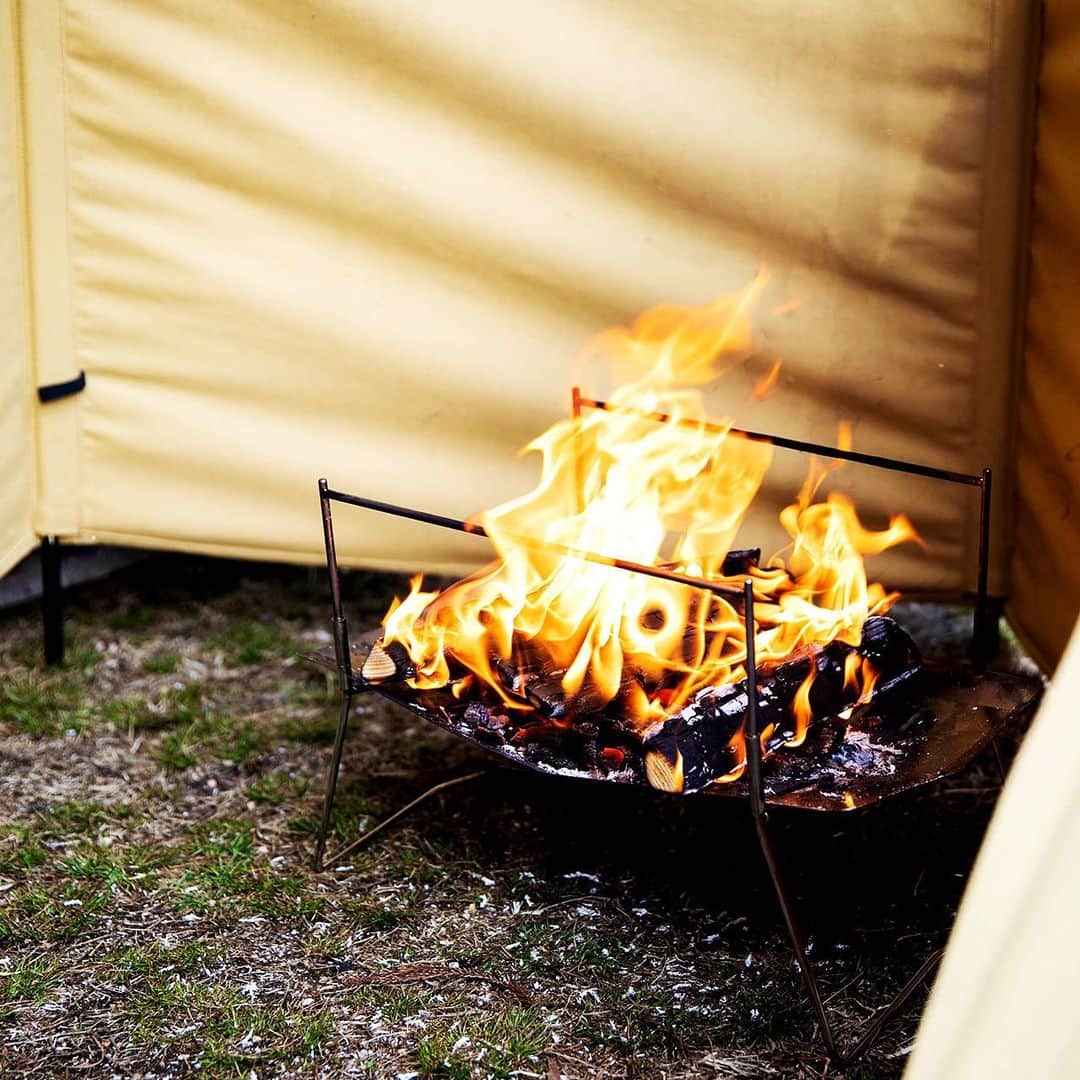 キャンプ情報サイト［ランタン］さんのインスタグラム写真 - (キャンプ情報サイト［ランタン］Instagram)「CAMP SMILE STYLE ／ ベージュカラーで揃えたギアに囲まれ焚き火。 機能性重視のサイトは統一感があっておしゃれ ＼ いろんなキャンパーのキャンプスタイルを現地取材と一般キャンパーからの投稿で数多く掲載してます。 . . 詳しくは @lantern.camp webサイトをご覧ください . . #camp #camping #camplife #outdoor #travel #trip #lantern_smile #キャンプ #キャンプ用品 #アウトドア #テント #自然 #旅行 #キャンプ初心者 #キャンプ好きな人と繋がりたい #アウトドア好きな人と繋がりたい #camper #外遊び #キャンプスタイル #かぶとの森テラス #デュオキャンプ #デュオキャン #DOD #ディーオーディー #smore #スモアテント #ベージュカラー #焚き火台」4月14日 18時00分 - lantern.camp