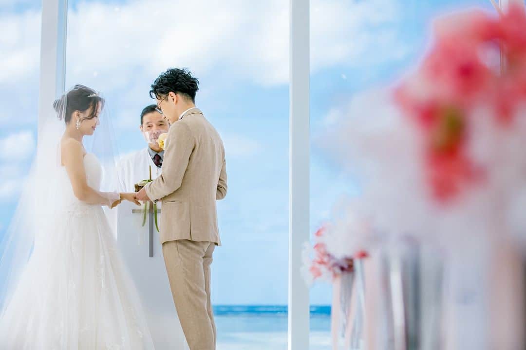 ARLUIS WEDDINGのインスタグラム：「@arluiswedding  海からの光に満ちた空間で、感謝と祝福に華やぐ一時を。  ーーーーーーーーーーーーーー Area：okinawa Chapel : #ザビーチチャペル ーーーーーーーーーーーーーー  #アールイズ花嫁 @arluiswedding をつけて投稿してください！ 公式IGでご紹介させていただきます。  #arluiswedding #arluistravel #arluisdress #アールイズウエディング #アールイズトラベル #アールイズドレス  #プレ花嫁 #卒花嫁 #2023wedding #resortwedding #beachwedding #weddingphoto #ウェディングフォト #沖縄挙式 #リゾートウェディング #沖縄ウェディング #挙式レポ #リゾートウエディング #沖縄ウェディングフォト #リゾートフォト #リゾート挙式 #リゾ婚 #okinawa #沖縄 #沖縄旅行 #結婚式 #ウェディングドレス #琉球ホテルandリゾート名城ビーチ」