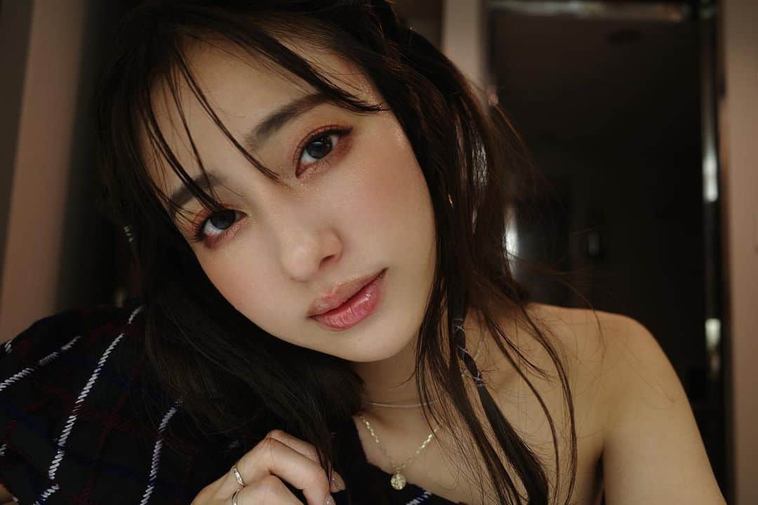 愛甲千笑美のインスタグラム：「お仕事でパーティーに 参加したときのメイク☁️  Make up by @nakanishi_sui」