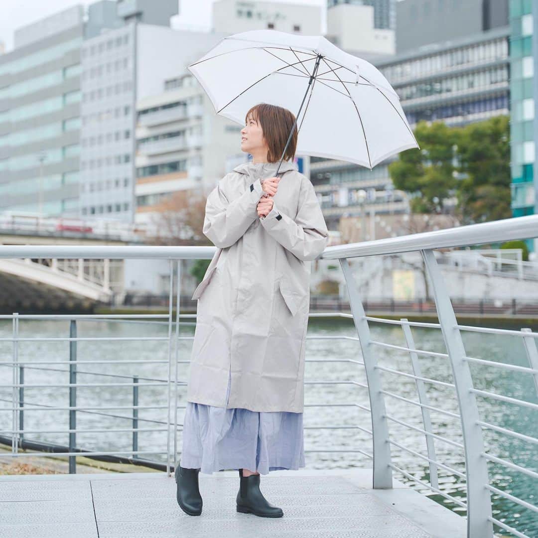 salut!のインスタグラム：「その他の投稿⇨ @salut_shop ⁡ ･･････ ⁡ ○レインコート ¥3740 ○自転車ポンチョ ¥3300 ○自転車カゴカバー ¥2420 ○サイドゴアレインブーツ 各サイズ¥2750 ○雨傘 各¥1100 ○折りたたみ雨傘 各¥1100 ⁡ ･･････ ⁡ 雨の日も快適に♩ ⁡ レイングッズが今年も入荷◌ ⁡ 雨の日に自転車に乗るときに1つ 持っていると便利な自転車ポンチョや カゴカバーなどsalut!らしい落ち着いたカラーで ご用意しております⸜꙳⸝ ⁡ 雨傘も可愛い柄がたくさんあって 雨の日でも気分が上がりそうですね𓇢 ⁡ ─────────── ⁡ 公式通販サイトは @salut_shop ꙳トップページURLよりご確認下さいませ𓍯 ⁡ ─────────── 店舗により在庫状況が異なります。 一部店舗の営業時間等が異なる場合がございます。 予め各館のHP等をお確かめくださいませ。 ご不便をお掛けして申し訳ございませんが予めご了承くださいますようよろしくお願いします。 ─────────── #サリュ #salut #まいにちインテリア #インテリア雑貨 #雑貨店 #雑貨屋 #雨 #雨の日デート #雨の日コーデ  #傘 #雨傘 #折りたたみ傘 #レインコート #レインポンチョ #自転車 #自転車女子 #自転車通勤 #自転車通学  #レインブーツ #レインシューズ #梅雨 #梅雨入り #梅雨コーデ #梅雨空」