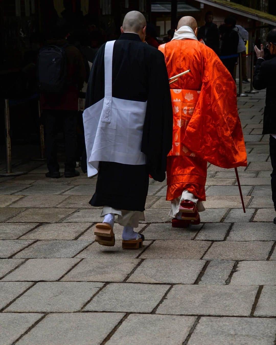 Visit Wakayamaのインスタグラム：「. Rituals and events at Koyasan have been passed down for over a thousand years. 📸 @zungrimukkuri 📍 Okuno-in, Wakayama」
