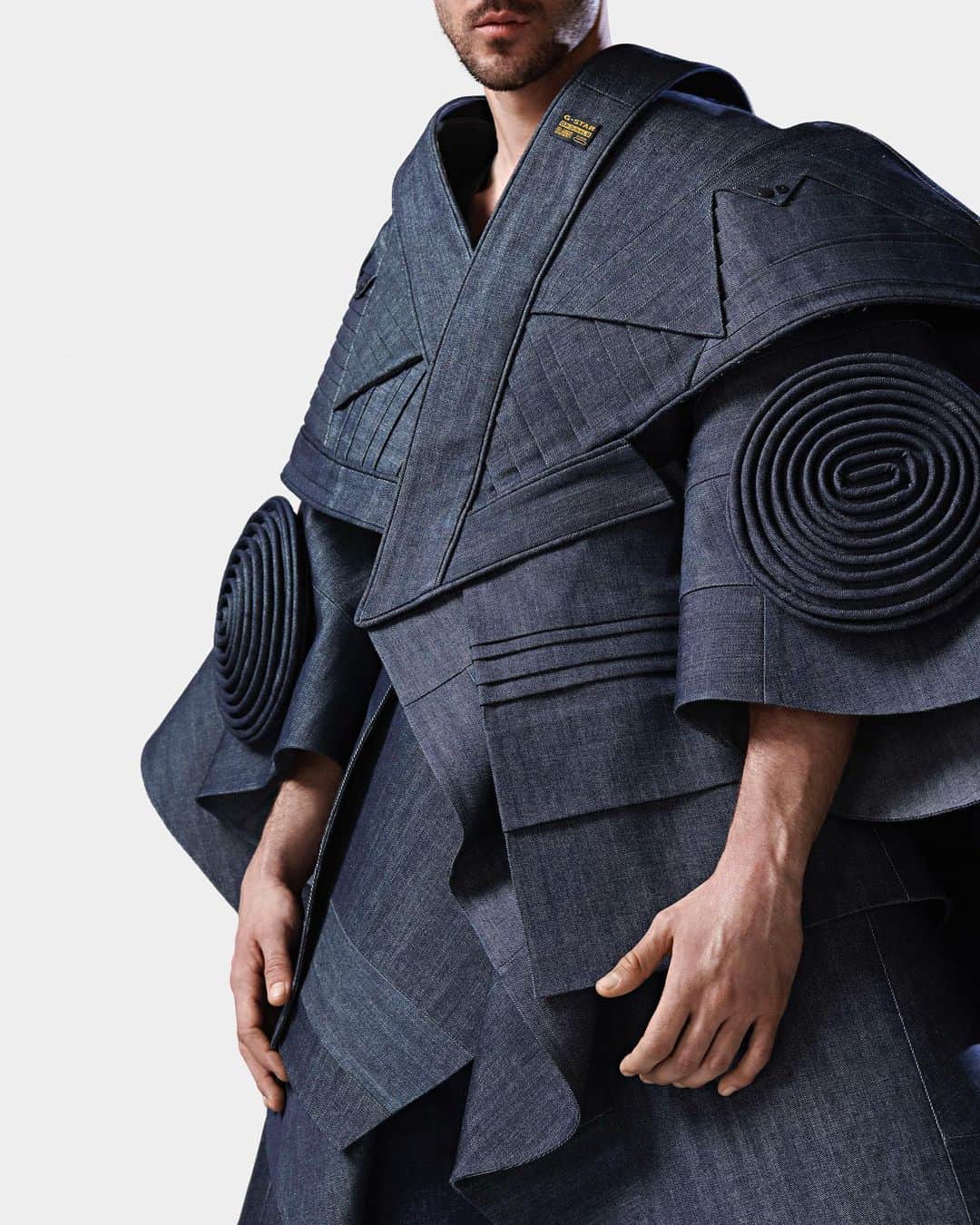 G-Star RAW Japanさんのインスタグラム写真 - (G-Star RAW JapanInstagram)「クチュールピースとして制作された日本製セルビッジデニムを使用した「AIデニムケープ」は、ファッションデザインにおけるAIの可能性を示す唯一無二のアイテムです。   #GStarRAW #GStarRAWjapan #ジースターロゥ #denim #デニム #AI #人口知能」4月14日 18時03分 - gstarraw_jp