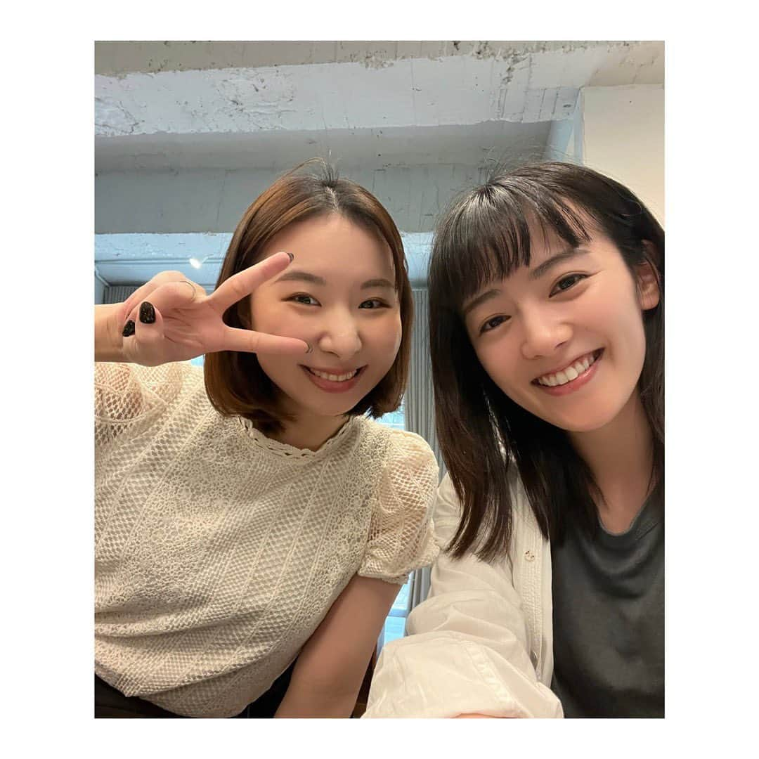 田中美晴さんのインスタグラム写真 - (田中美晴Instagram)「台北で石田真澄さんの写真展が行われてると知り、先日行ってきました📷  その日はサイン会があり サインもいただけてうれしかった☺️ 大事にいたします！  @moom.cat では 写真は4/23まで展示されているようなので、台北にお住まいの方はぜひ  そして、dianaちゃん一緒に行ってくれてありがとう🫶  前幾天，我去了moom bookshop的石田真澄簽書會活動。 因為我喜歡她的照片，所以我非常高興見到她。 我會好好愛惜簽名的☺️  diana，謝謝你和我一起去~！  #写真展 #照片 #展覽  #石田真澄 さん　 #おととい  #台湾生活 #台北生活 #台北咖啡廳」4月14日 18時03分 - tnk_miharu