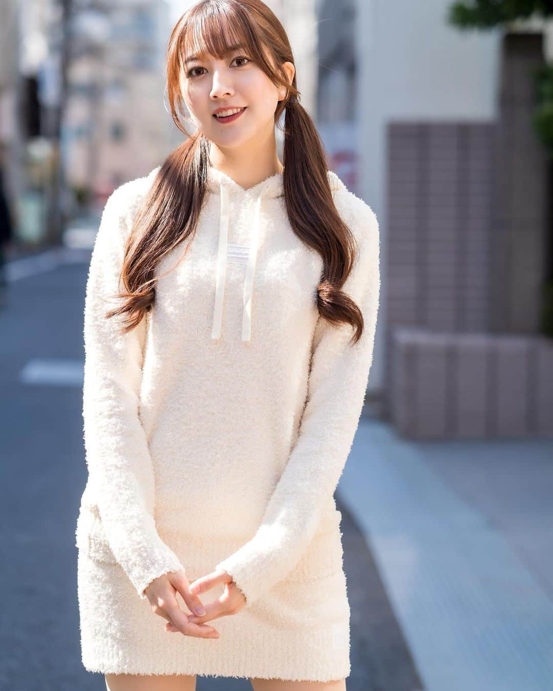 瀬谷ひかるのインスタグラム：「いよいよ明日からSUPERGT開幕戦岡山です🍑  気がつけばGTのRQも5年目と節目の年なので、 初心に戻って、目の前のレースに全力投球で 今シーズン駆け抜けていきたいと思います🏎💨  岡山寒そうなので、もこもこ暖かそうな モールニットパーカー&スカートのお写真🧸  @mutaracing_wear  @muta_racing  @muta__official   #muta #mutaracing #mutamarine #mutamarinegolf #mutaracingfairies #fashion #supergt #racequeen #ootd #instafashion #portrait #スーパーgt #レースクイーン #モデル #ロングヘア #ゴルフ女子 #セットアップ #ポートレート #モータースポーツ好きな人と繋がりたい」