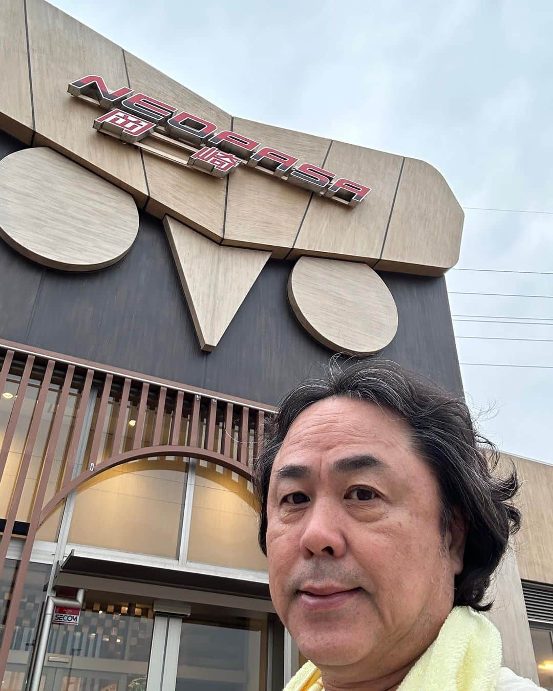 日浦孝則さんのインスタグラム写真 - (日浦孝則Instagram)「本日は、明日4/15の従兄弟の不動産会社の12周年記念パーティで歌わせて頂くために、フル装備（笑）の機材を持って広島県は宮島方面に向かっています、片道約830km！ 今日は富士山も、雨が近いのか?靄がかかったようになってますが、それでも清々しい姿を見れました。 いつも東名に乗って最初の休憩は、静岡か？刈谷か？今日の岡崎が多いですね。 この付近のSAは、名古屋コーチンを使った料理がお気に入りです。 今日もまた和四五郎商店さんによって、今回は、鶏カツ丼！ ころもがサクサク！美味しかったです！俺は特にこのシリーズについてくるお吸い物が好きなんです、これは何て言うのか？普通に、鶏スープですかね。 さて、では湾岸を越えて中国縦貫、山陽道で向かうとしましょう！」4月14日 18時03分 - paperisland