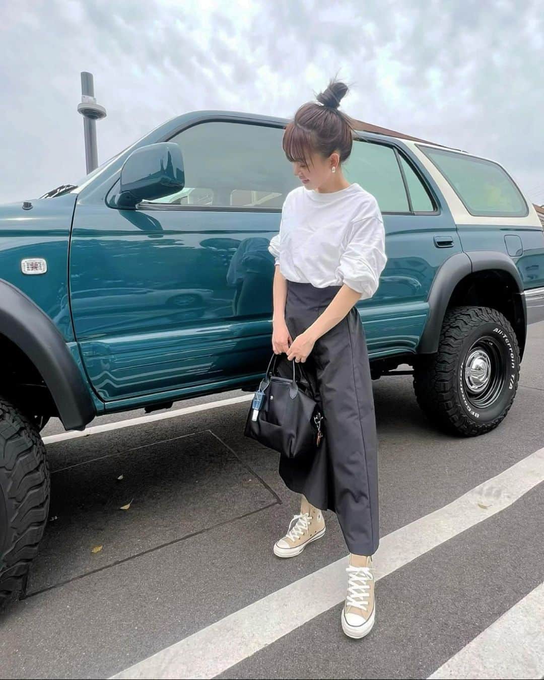 岡部玲子のインスタグラム：「今日は新しいスニーカーを履いて スタバへ〜っ👟  メロンフラペチーノ🍈が どうしても飲みたかったので🥹✨  メロンの果肉ゴロゴロ入っていましたよ🍈✨ メチャメチャ甘かったけれど 早めに飲めて大満足です🙆‍♀️✨  カフェラテには(私のじゃないけれど😅) ニッコリお顔が😊  ほっこり☺️💕  さー今週も🏇頑張ろう📺🎤  とりあえず 明日の資料作りをします💪  皆様も 素敵な週末を😉  #岡部玲子 #タレント　#レポーター　#競馬　#競馬キャスター　#スターバックス　#スタバ　#メロンフラペチーノ #コンバース #コンバースハイカット #starbucks #converse  #ハイラックスサーフ #ハイラックスサーフのある生活」