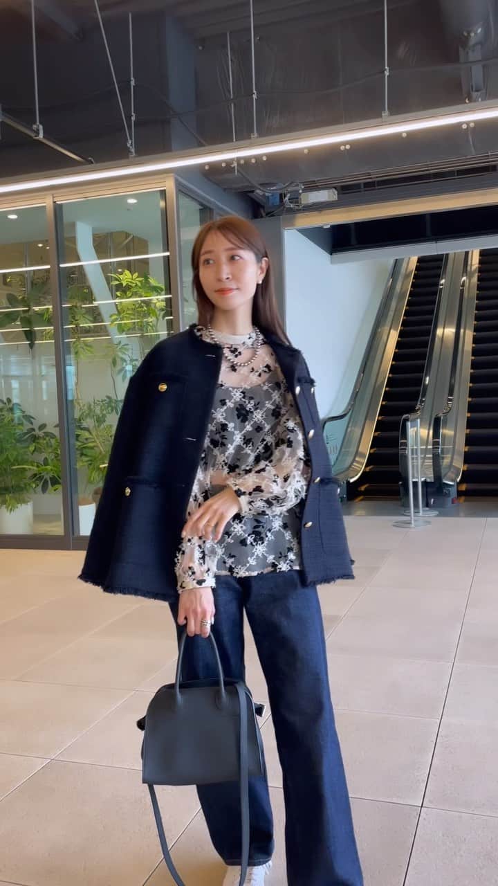 鈴木優美 のインスタグラム：「朝から一人ずつ見送り、急いで打ち合わせへ🤯 後回しにしてしまった歯医者さんと向き合い、、🦷 (麻酔痛かったなぁ🥲) あっという間にお迎えの時間！ @akte_official の刺繍シアートップスで気分上げて金曜日乗り切った〜✨ デニムもツイード合わせでキレイめに、そして最近買ったカップインキャミが短いことを忘れていて結果的に腹チラになってしまった💃 けど打ち合わせでアリって言ってもらえたので、羽織ありきなら腹チラありでしょうか😚笑 . . . . . . #夫がジムを再開して圧を感じる #腹チラ #笑  #akte #plst #gu #therow #adidas #tiffanyandco #アクテ #プラステ #ジーユー #シアートップス #ティファニー #デニムコーデ #ジャケットコーデ #ツイードジャケット #30代コーデ #30代ファッション #30代 #幼稚園ママ #小学生ママ」