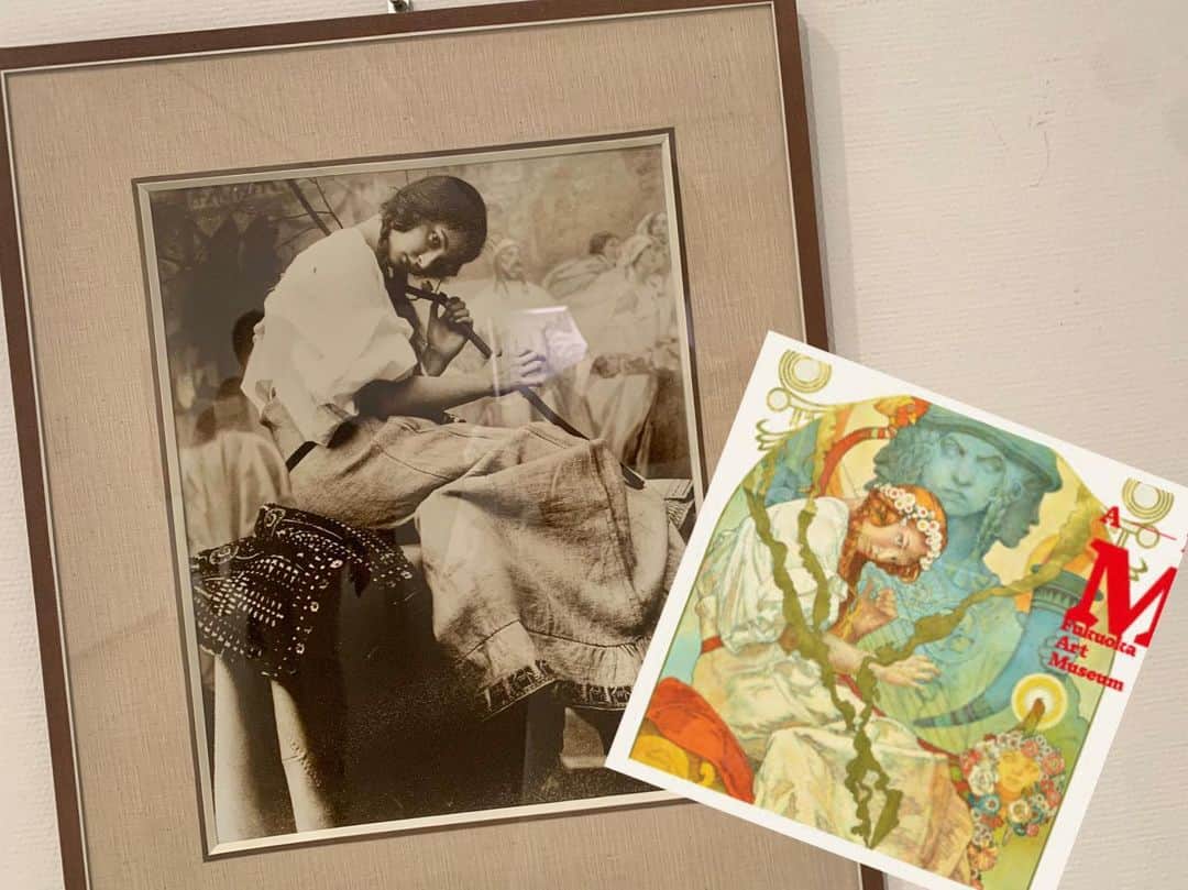 たけるさんのインスタグラム写真 - (たけるInstagram)「タダイマ！今週から金曜日の中継担当になりました🙌・ ・ @someya_sumire さんとの新コンビ。彼女の弾けんばかりの笑顔を見習って楽しく頑張ります💪・ ・ 第一回目は、福岡市美術館で開催中の #ミュシャ展 へ。アール・ヌーヴォーの代表的な画家であるミュシャの作品は、100年以上前のものなのに何ともポップで可愛い‼️・ ・ 草木や花をモチーフにした柔らかな曲線と美しい色彩、マルチアーティストとして手がけたお菓子の箱などはもう今すぐパケ買いしたいものばかり☺️・ ・ 幅広い層に支持されているのが改めてよくわかります✨・ ・ グッズも雑貨やお菓子ほか充実したラインナップ。作品は写真撮影もOKです🙆‍♂️ 雨でも楽しめる美術館、この機会に是非👍・ ・ ・ #倉方准教授 #アルフォンスミュシャ #メインビジュアルは娘の写真がモチーフ #視聴者プレゼント応募締め切りは19時まで #タダイマ !  #RKB #中継 #宮脇憲一 アナウンサー  #本庄麻里子 アナウンサー #染矢すみれ アナウンサー #ゲストコメンテーター #高田課長 #中村賢司 さん #ファイナンシャルプランナー #龍山康朗 さん #気象予報士 #TAKERU #たける  #ボイジャー #ウルトラマン #エントリーサービスプロモーション」4月14日 18時16分 - take_yan78