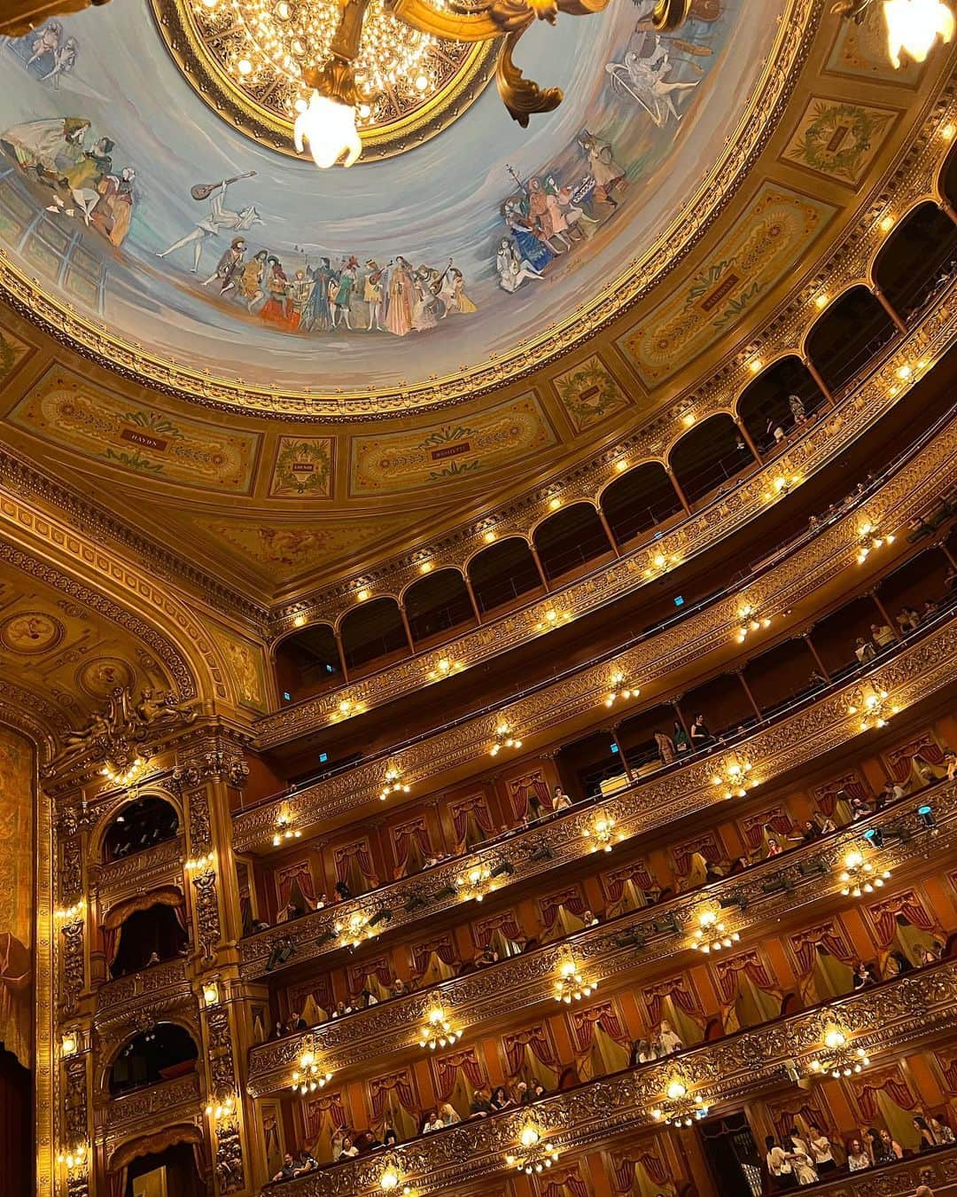 浅田舞さんのインスタグラム写真 - (浅田舞Instagram)「🩰🦢🇦🇷 ⁡ パリのオペラ座、ミラノのスカラ座に次ぐ世界三大劇場の一つ、ブエノスアイレスのコロン劇場“𝑇𝑒𝑎𝑡𝑟𝑜 𝐶𝑜𝑙𝑜𝑛”にて「白鳥の湖」を鑑賞しました。 ⁡ 幕が開き、煌びやかな世界が現れ、オーケストラの素晴らしい演奏が響き渡ると共に踊り出るダンサー。 鳥肌が立ちました。 ⁡ 儚く美しく 豪華絢爛の舞台。 夢のような時間でした。 ⁡ ⁡」4月14日 18時17分 - asadamai717