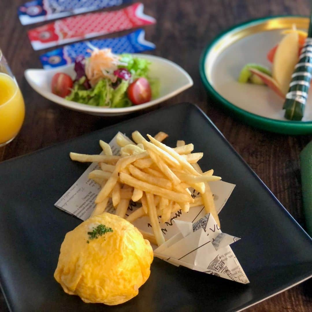 Courtyard Shin-Osaka St Courtyard by Marriott Shin-Osaka Stationさんのインスタグラム写真 - (Courtyard Shin-Osaka St Courtyard by Marriott Shin-Osaka StationInstagram)「. ／ GW SPECIAL PLAN ＼  食べ放題付きランチや鉄板焼きのお子様無料特典など、ご家族やご友人の皆さまでご利用いただけるプランをご用意✨ 新大阪駅より徒歩１分のホテルレストランで、ゆったりとお食事をお愉しみください  ========================  📍 Dining & Bar LAVAROCK 【ゴールデンウィーク スペシャルランチコース“グリルランチ”】  メインディッシュは肉と魚のグリル2種盛り合わせ。 前菜、サラダ、パン、デザートはブッフェスタイルで提供いたします。 お子様用のキッズコースもございます。 また、6歳までのお子様1名様には無料のキッズメニューをプレゼント！(大人1名様のお食事につき)  期間： 2023.4.29(土・祝)～5.7(日) 時間： 11:30～14:30ラストオーダー 金額： 4,500円　＊キッズコース 2,250円  ……………………………………………  📍鉄板焼き 一花一葉 【ゴールデンウィーク スペシャルランチコース“菖蒲”】  ★4/24までに大人2名様のご予約でキッズコース1名無料★  お子様の健やかな成長を願う「端午の節句」に合わせた期間限定ランチコース✨ ご家族皆さまでて鉄板焼きをゆっくりとご堪能いただけます。  キッズコース(写真５枚目)は鉄板で作るオムライスや近江牛のステーキなど、本格的な鉄板焼きをご用意いたします。  期間： 2023.4.29(土・祝)～5.7(日) 時間： 11:00～14:00ラストオーダー ※前日15:00までの予約制 金額： 大人1名様　(菖蒲コース)12,100円、お子様(キッズコース)1名様 3,630円  ========================  ご予約はプロフィール @cyosaka のストーリーズハイライトから✨」4月14日 18時08分 - cyosaka