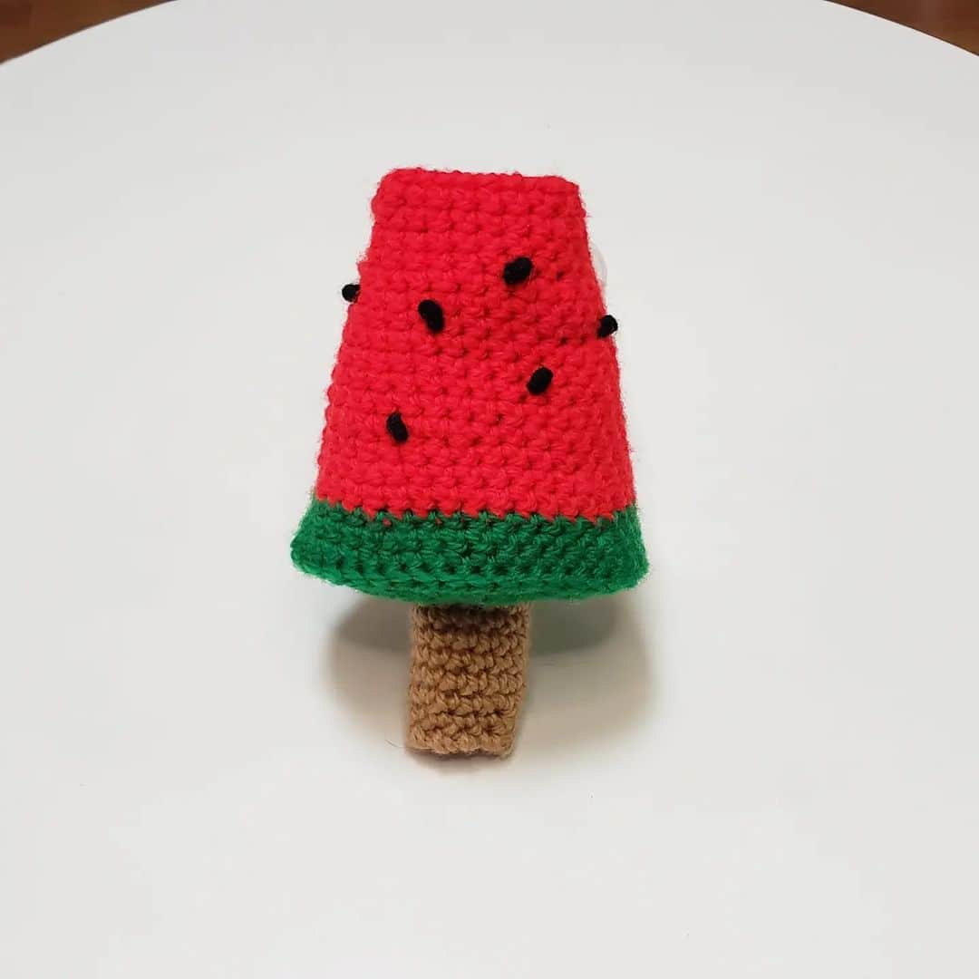 アイパー滝沢さんのインスタグラム写真 - (アイパー滝沢Instagram)「新作編み物No.109 「スイカバー食べてるふりしてアイコス吸えるアイコスケース」 どう？可愛いねー。これ持ってたら子供たちから人気者になりそう。今年の夏はこれで決まりだ。ホゥ。 ちなみにアイパーさんはタバコもアイコスも吸わないけどね。ホゥ。 #knitting #Crochet #handmade #ハマナカ毛糸 #あみぐるみ #編み物 #かぎ針編み #スイカバー #編み物芸人 #よしもと芸人 #手芸人 #吉本興業 #アイパー滝沢 #アイスクリーム」4月14日 18時09分 - t.aipa