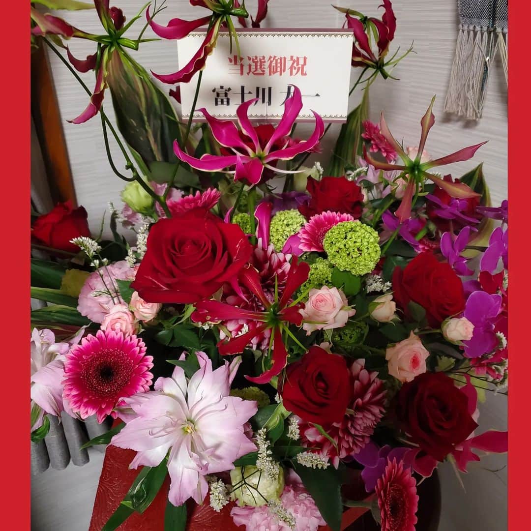 水野友貴さんのインスタグラム写真 - (水野友貴Instagram)「いつもお世話になっている方から見事なお花が届き、とても嬉しいです！ 真っ赤な薔薇に、心も燃えております🌹✨  #千葉県議会議員 #水野ゆうき #当選祝い  #当選祝いのお花」4月14日 18時09分 - mizunoyuuki