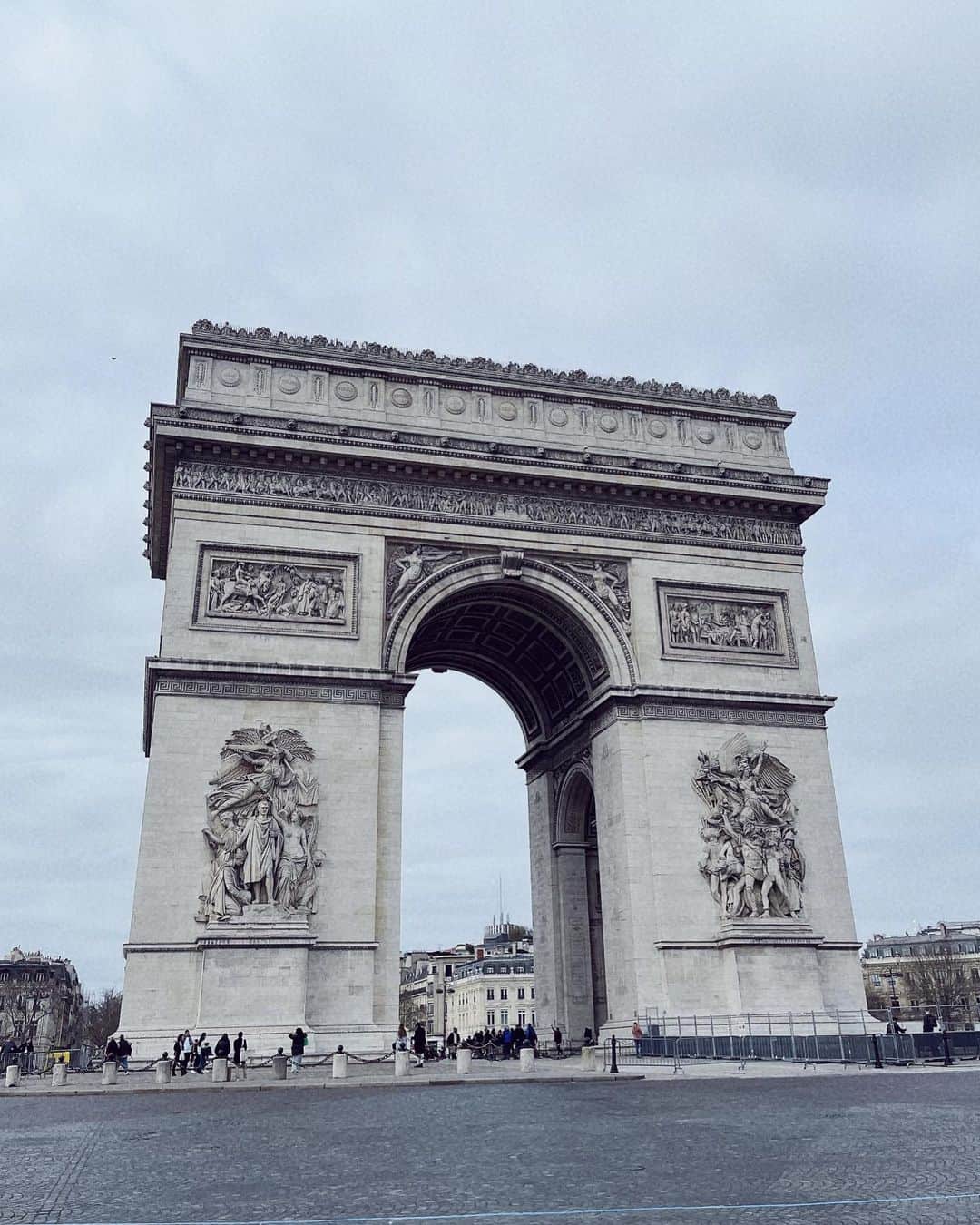 末永百合恵さんのインスタグラム写真 - (末永百合恵Instagram)「普段は車の通りも多い、その中央に建つ凱旋門。はじめて見たとき、自分の中で想像していたよりも大きく感じた。  彫像と佇まいが、歴史に誇るアートだ。 綺麗。  暑かったり寒かったりと不安定な気候の折、体調にはお気をつけて🍀  Bon week-end!  #フランス#パリ#パリ生活#凱旋門#歴史#アート#佇まい#シャンゼリゼ通り#素敵な週末を #france#paris#parislife#arcdetriomphe#bonweekend」4月14日 18時10分 - yurie__suenaga