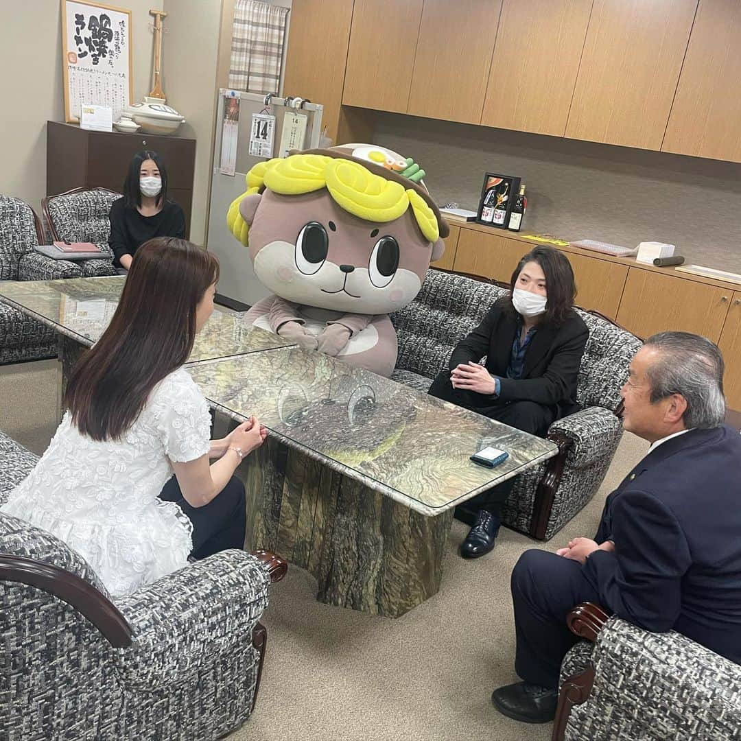 白田久子のインスタグラム：「㊙️😘 須崎市長、しんじょう君と 打ち合わせ  この写真、かわいくないですか🤭 今年しんじょう君10周年㊗️おめでとうございます🎂 #須崎市 #ゆるキャラ #しんじょう君 #高知子育て #年子ママ」