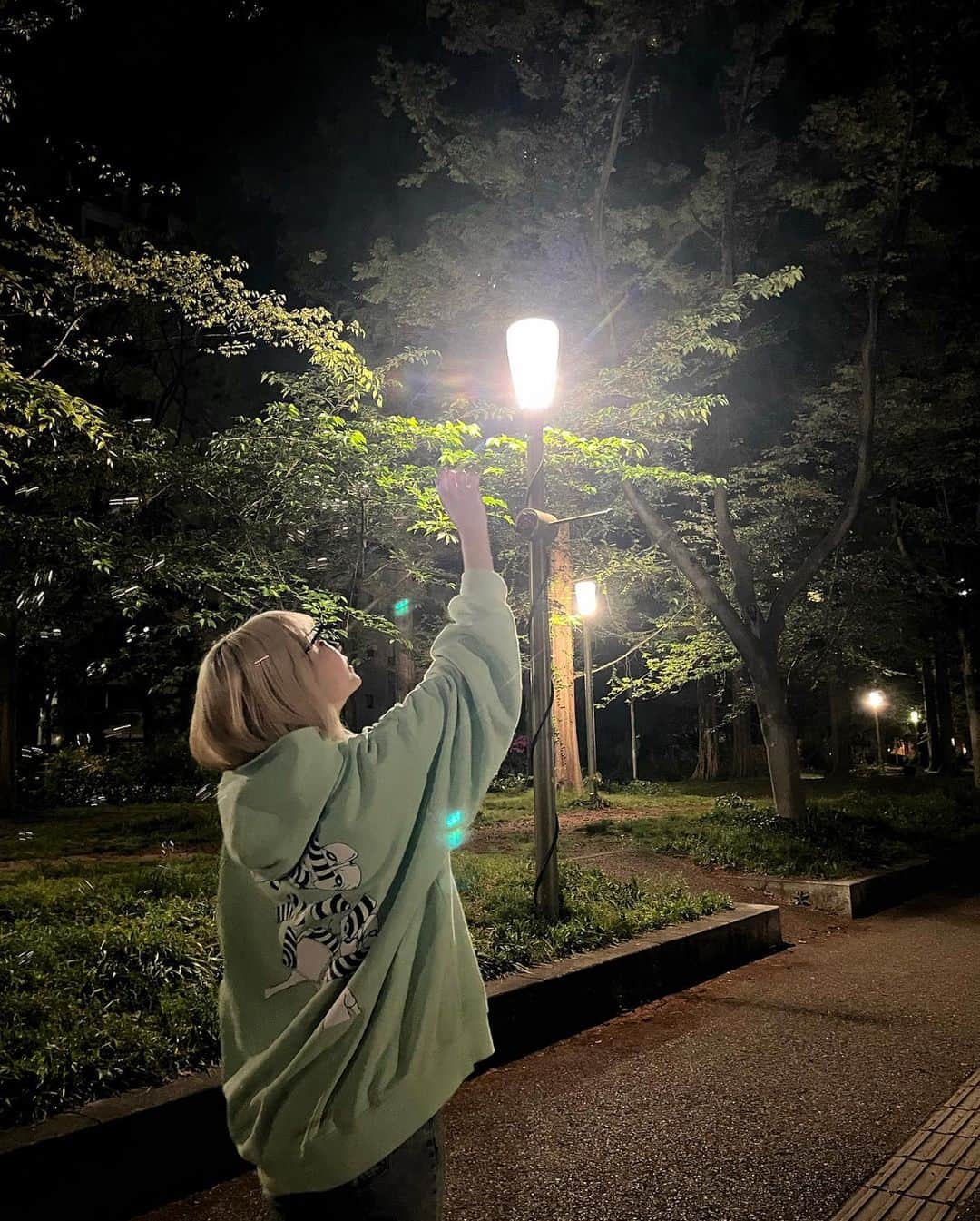 いーたろのインスタグラム：「24歳独身女触れるシャボン玉に大興奮…ﾌﾟｯ🙃（夜中の2時）  #いーたろ#私の沼にハマりなさい」