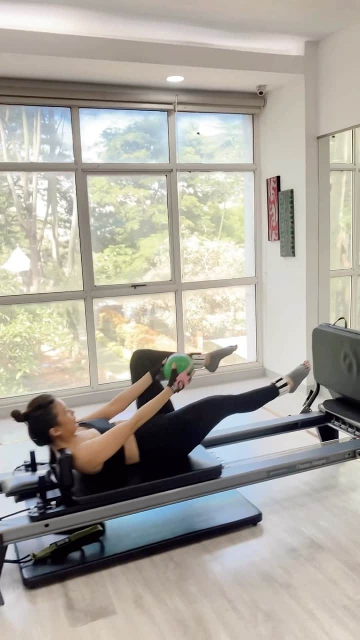 チェルシー・オリビアのインスタグラム：「Liat postingan orang kalo pilates tuh anggun, lemah gemulai,terkadang malah rambutnya masi cantik… lahh aku liatt gerakan-nya kaya kungfu panda kan🐼😏 but I love you @sonyanakamatsu 😅😅」