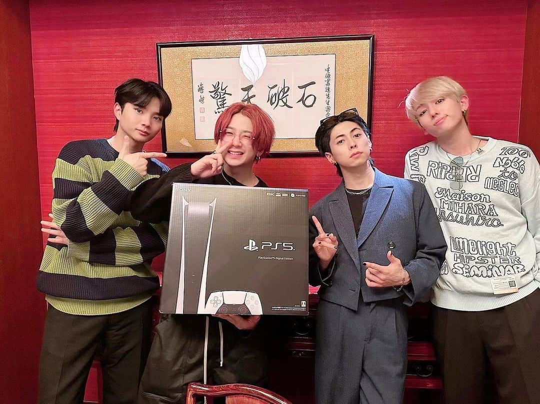 本田康祐のインスタグラム：「OWV!!💓 3歳おめでとう！ . . . . . メンバーとスタッフさんから 誕生日プレゼントでPS5もらいました！」