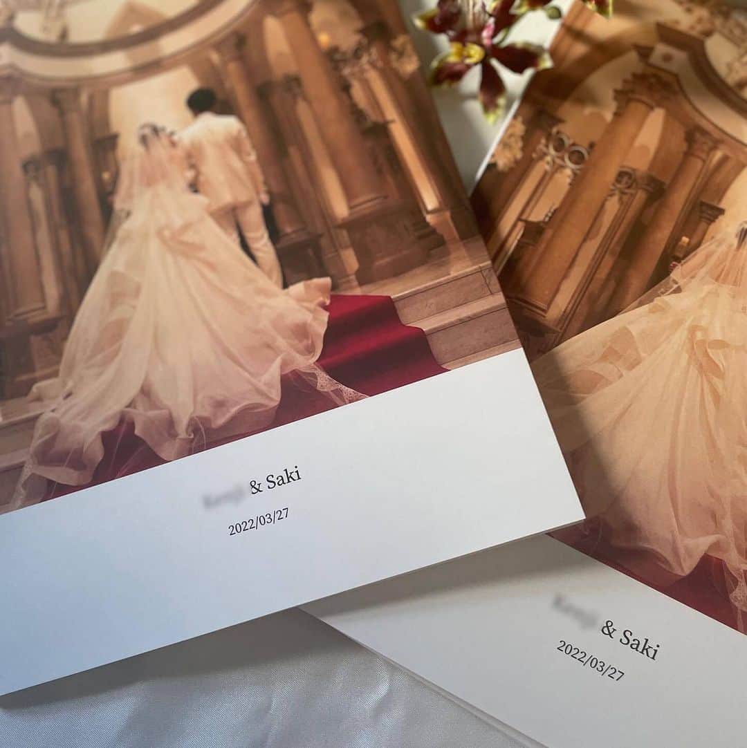しまうまプリント【公式】フォトブック無料企画開催中さんのインスタグラム写真 - (しまうまプリント【公式】フォトブック無料企画開催中Instagram)「結婚式のフォトブックをプレゼントに🎁  本日ご紹介するのは @kii_wedding2021 さまのご投稿です。  素敵な結婚式のお写真をたっぷり込めた フォトブックを作成いただきました💍  新婚割をご活用いただき、おじい様おばあ様へのプレゼントとして作成されたとのこと🎁 お写真から結婚式の感動を思い返せる、心温まる作品ですね💗  しまうまプリントのフォトブックは、 お好きなお写真を、お好きなレイアウトで作成することができます♬ 大切な瞬間を、フォトブックというカタチにすることで いつでも気軽に見返せるのでおすすめです☻✨  しまうまプリントでは2,500円分のクーポンがもらえる #新婚割 を実施中です！ 詳しくはハイライトをご覧ください♪ ※ご応募日が結婚挙式日あるいは婚姻届受理日から前後1年以内のカップルが対象です  しまうまプリントは、 フォトブックを1冊198円~、写真プリントを1枚7円~で 販売しているネット専門の【写真屋さん】です。  商品がお手元に届いたら #しまうまプリント をつけて 投稿してみてくださいね。 　 -------------------------------- しまうまプリントのインスタグラムでは 素敵な作品やお得な情報を配信中！ ☟プロフィールはこちらから @shimaumaprint --------------------------------  @kii_wedding2021 さま、 素敵な投稿ありがとうございました！ 【ご注文の詳細】 サイズ：A4サイズ 仕上げ：ライト ページ数：36ページ  #ウェディングフォト#ウェルカムスペース#ウェルカムスペース装飾#前撮りアルバム#前撮り写真#結婚式アルバム#結婚式フォトブック#プレ花嫁#プレ花嫁diy#花嫁diy#プレ花嫁準備#結婚式diy#結婚式準備#アルバム#アルバム作り#アルバム整理#アルバム作成#写真アルバム#フォトアルバム#手作りアルバム#オリジナルアルバム#写真整理#フォトブック#写真プリント#フォトプリント#しまうまプリント#しまうまフォトブック#しまうまブック Repost froom @kii_wedding2021 おばあちゃんおじいちゃん達に 渡すようにしまうまプリントでアルバムを4冊作成しました🦓  ・A4サイズ(36ページ) ・ライト（旧スタンダード） ・ロゴ非表示 で一冊1248円！！  更にそこから入籍日もしくは挙式日から1年以内のカップルは新婚割で1000円オフになりました✨✨ このお値段とは思えないクオリティ👏 注文してから4日で届いたのも助かりました。 お盆休みに渡せて良かった〜😌」4月14日 18時19分 - shimaumaprint