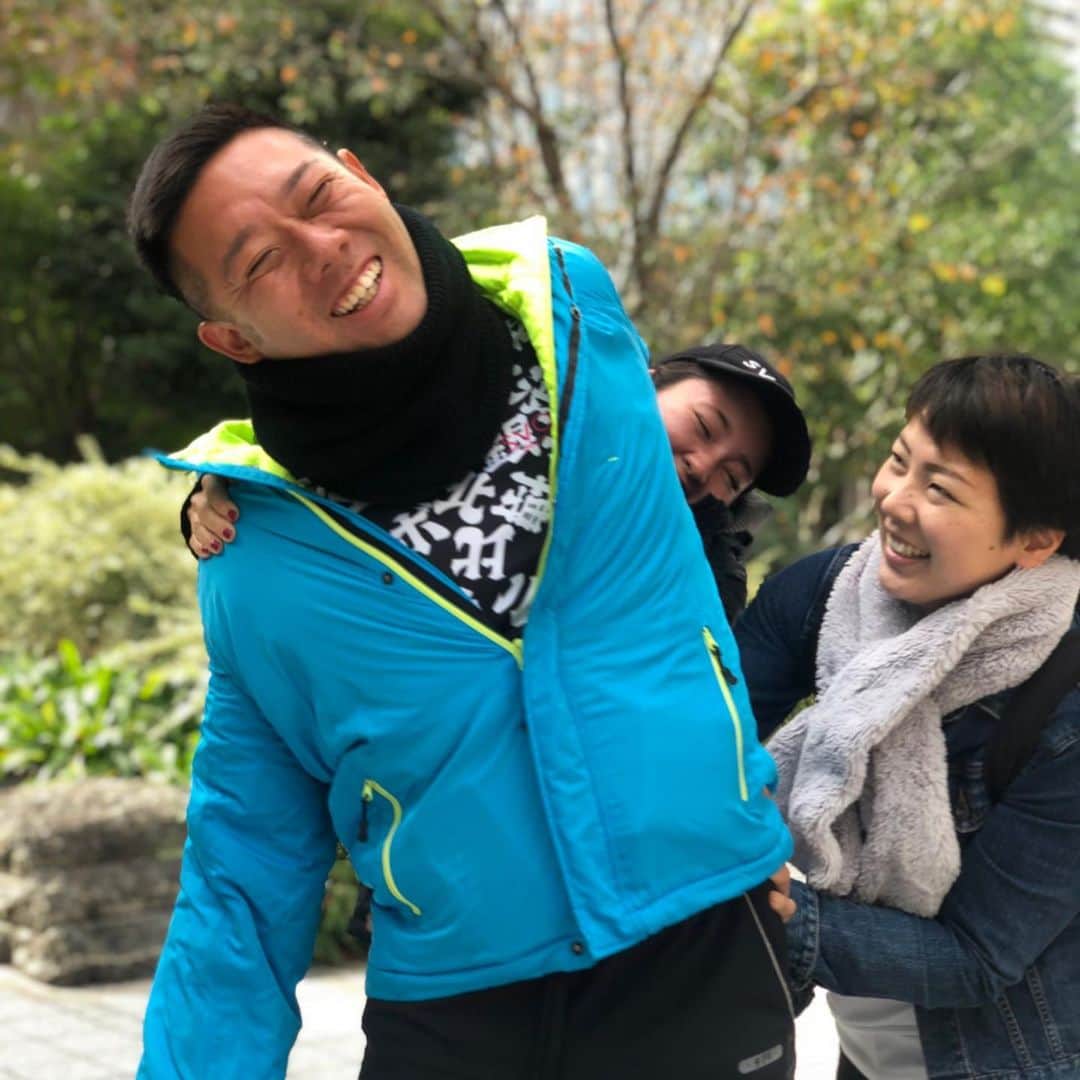 yuu sakuraiさんのインスタグラム写真 - (yuu sakuraiInstagram)「約12年間 日数にすると4380日、 1日6時間か8時間。距離にすると20キロから30キロを毎日 歩き続けるひと。 それがMK CAFEのオーナー、 名前は菊池正喜さんです⭐︎  東京の頃から歩くイメージが強いオーナーでしたが、 沖縄に移住した今も菊池さんは歩いてますか⁇と 皆さんからご質問頂くことがあります。笑 答えは「はい」👏🏻変わらずに歩いています♪  この12年の間に115キロあった体重が 75キロまで痩せることに成功したり⭐︎  上田 健司さんというゆず、aikoさん、KinKiKids、長渕剛さん、PUFFY、小泉今日子さんなど、数多くの著名なアーティストの方々の作詞作曲、演奏などをされてきた方に、  〝あてなき旅〟という「歩く」をテーマに菊池さんの日常や青春を歌詞にした曲をプレゼントして頂きとても嬉しそうにしていたり様々な出来事が起こっています♪  沖縄は2両編成のゆいレールという電車かバスしか交通手段がないので車がないとなかなか遠出がしづらいのですがスタッフに車使いなぁと貸し出して、菊池さんはいつも何時間もかけて歩きます。  自分の足で街を歩く事で世の中で今 何が必要でどんなことが求められているか見えてくる。  それを毎日続ける事で気温や天候の違いで起きる微妙な変化や、それを1年通して見ることで季節によって変わる人の流れも知ることができる。  菊池さんは人が求めていることや困っているを解消出来るチームでありたいと、 いつもカフェのメンバーに見たもの感じた事を打ち合わせしこんな事を始めてみるのはどうかな？と多くの方が喜ぶ沢山のアイディアをくれます。  本当のサービス業は相手の心を見て会話ができるかどうか。 周りにいる人が心から嬉しいと感じて笑顔になっているのかとちゃんと向き合いながら毎日を大切に過ごしていこうと話してくれる菊池さん⭐︎ 自分から行動し、何十年も決めた事を継続し続ける菊池さんの言葉は深くて毎日新しい気持ちで大切な事を伝えてくれてありがとうとかんじます。  これから沖縄はゴールデンウィークを迎え、 MK CAFEがあるウミカジテラスは人がたくさん増える予感✨ ちゃんと準備して迎えられるようにチーム一丸となって頑張ります‼︎  引き続きよろしくお願い致します⭐︎  #沖縄 #ウォーキング #ウォーキングダイエット  #ウミカジテラス#瀬長島 #力フェ#沖縄旅行#沖縄 #沖縄観光#鯖バーガー#ハンバーガー #mkcafe#okinawa #umikajiterrace」4月14日 18時20分 - food_yuu