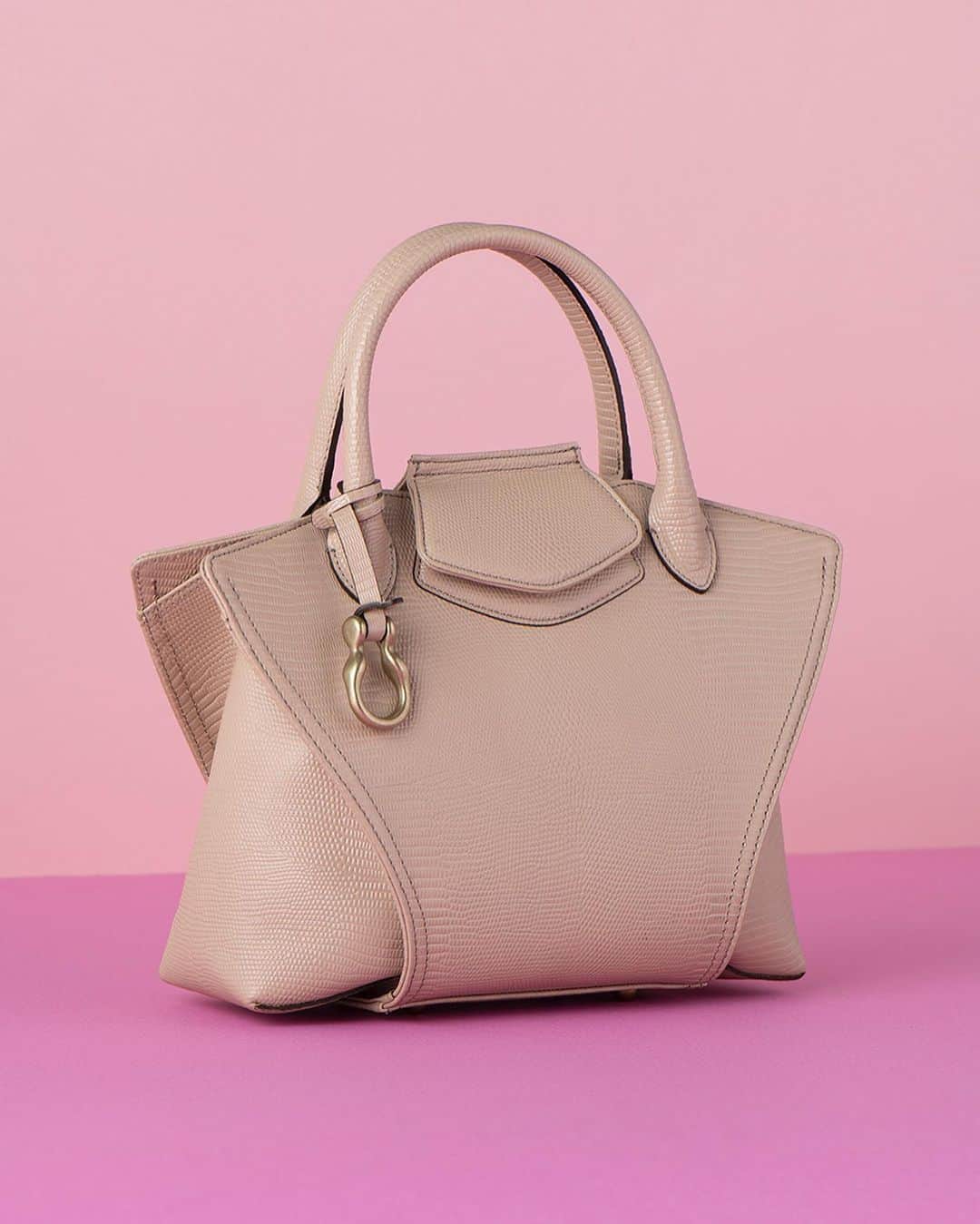 TOFF&LOADSTONE_officialのインスタグラム：「この春 売れている！ 23SS 新作バッグ 人気ランキング   発売以降 大人気のBien tote (M)をはじめ、 雨の日にも安心のキャンバスシリーズなど、 新作人気アイテムをご紹介いたします。  詳しくは公式オンラインストアをご覧ください。  #toffandloadstone #トフアンドロードストーン #bag#leatherbag#totebag #バッグ#レザーバッグ#トートバッグ #23SS#newarrival#新作 #bientote#オンオフ兼用」