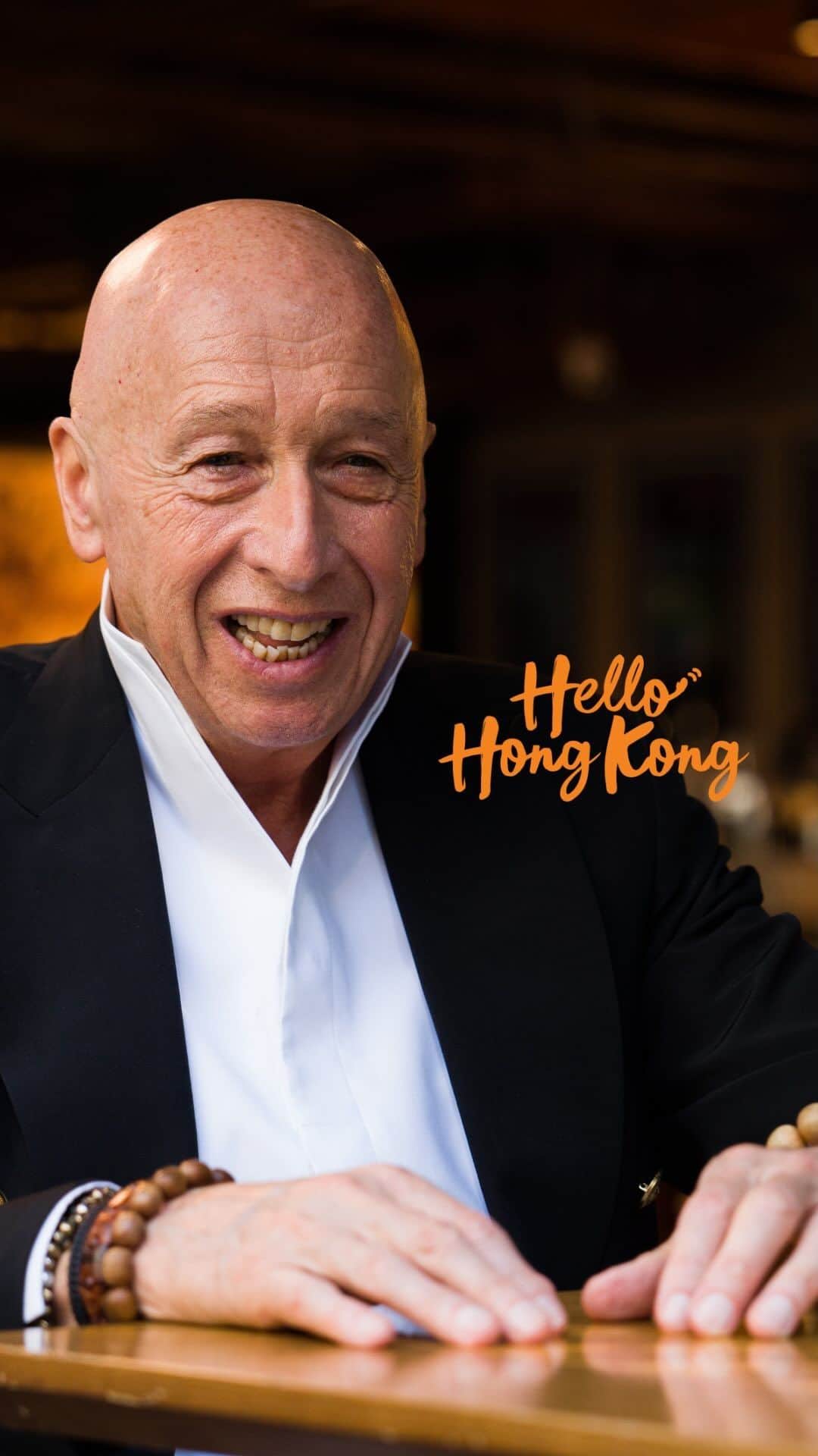 Discover Hong Kongのインスタグラム：「【Hello Hong Kong! 】 What is it about Hong Kong that has Allan Zeman staying in love with the city all these years? 🤔️ Find out in this clip and come experience the charm and energy of Hong Kong! 🏙️ Follow us to see who will be saying ‘hello’ to Hong Kong next!  究竟係咩驅使蘭桂坊集團主席盛智文，keep住對香港嘅熱愛？🤔️ 係呢個國際金融中心滿滿嘅動感同生命力呀！你都嚟親身感受下香港嘅魅力啦！🏙️ 想知嚟緊有邊個星級朋友同香港say hello？記住緊貼我哋嘅update喇！  #HelloHongKong #DiscoverHongKong  🥂🌠🥂🌠🥂🌠🥂🌠🥂🌠🥂🌠🥂🌠🥂🌠🥂🌠 Hong Kong welcomes you✈️! Now travellers can get ‘Hong Kong Goodies’ 🛍️vouchers including one FREE welcome drink🍸 in the hottest bars! Check out the details here: bit.ly/HelloHKgoodiesEN. Hope to see you all soon! 香港歡迎你✈️！而家遊客仲可以享用「香港有禮🛍️」消費優惠券，去得獎酒吧免費飲返杯🍸🍹！詳情請留意 bit.ly/HelloHKgoodiesTC」