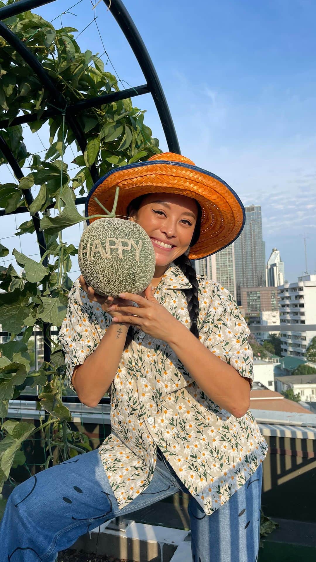 のインスタグラム：「First time growing ‘Melon’ on the rooftop 🍈 some are small, some are sweet and I’m proud of all of them :) #pearypieskygarden」