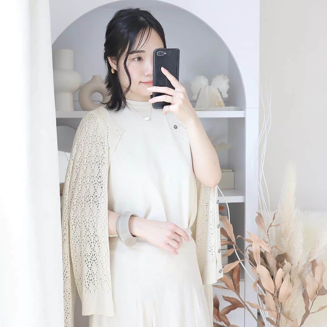 Eri Satoのインスタグラム：「【beige×ivoryコーデ】 knit: @aquagarage pierce: @thelimely · @aquagarage の 透かし編みニットアンサンブル ベージュのLサイズにしたけどMで良さそうだった😅 かわいいからいっか！笑 · 中はノースリーブなので、組み合わせて着ても バラバラで着ても素敵です✨ 着るだけで憧れの清楚系に💓笑 見た目と中身が違いすぎてごめんね···😇 · · #aquagarage#アクアガレージ #高身長コーデ#ママコーデ#カジュアル #ファッション#コーディネート#プチプラ#プチプラコーデ#春コーデ#カーディガンコーデ#mamagirl#locari#partegram#きれいめカジュアル#お洒落さんと繋がりたい」