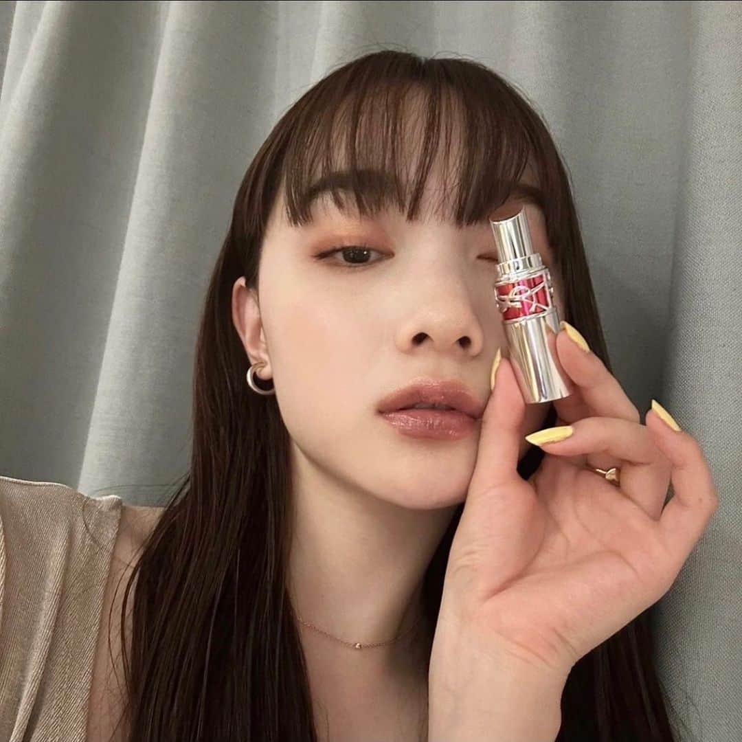 新野尾七奈のインスタグラム：「イヴ・サンローラン(@yslbeauty) 🌙💄"ルージュ ヴォリュプテ キャンディグレーズ"🖤🖤💄  スキンケア成分が入っていて潤う色合いも好み、リップの香りも..💗 新色3月24日~発売中♡ #キャンディグレーズ #PR」