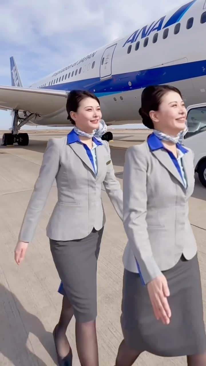 ANAのインスタグラム：「🚶‍♀️🚶‍♀️💙 #allnipponairways #ana #ca #客室乗務員 #airplane #飛行機 #✈️ #羽田空港 #hnd #airport #blue #空 #trip #japantrip」