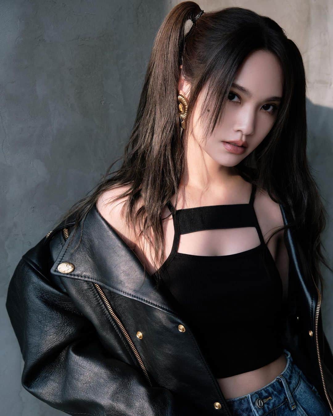 レイニー・ヤンのインスタグラム：「雙馬尾+酷帥風格之反差造型分享🖤提醒一下，明天是了不起舞社第二期的播出，請大家鎖定優酷平台唷‼️  Styling： @lucialiustylist @theballroomofficial  Makeup：Terry Tang Hairstylist：Jing Gang Photographer：Lynn  #了不起舞社2 #造型圖 #工作照」