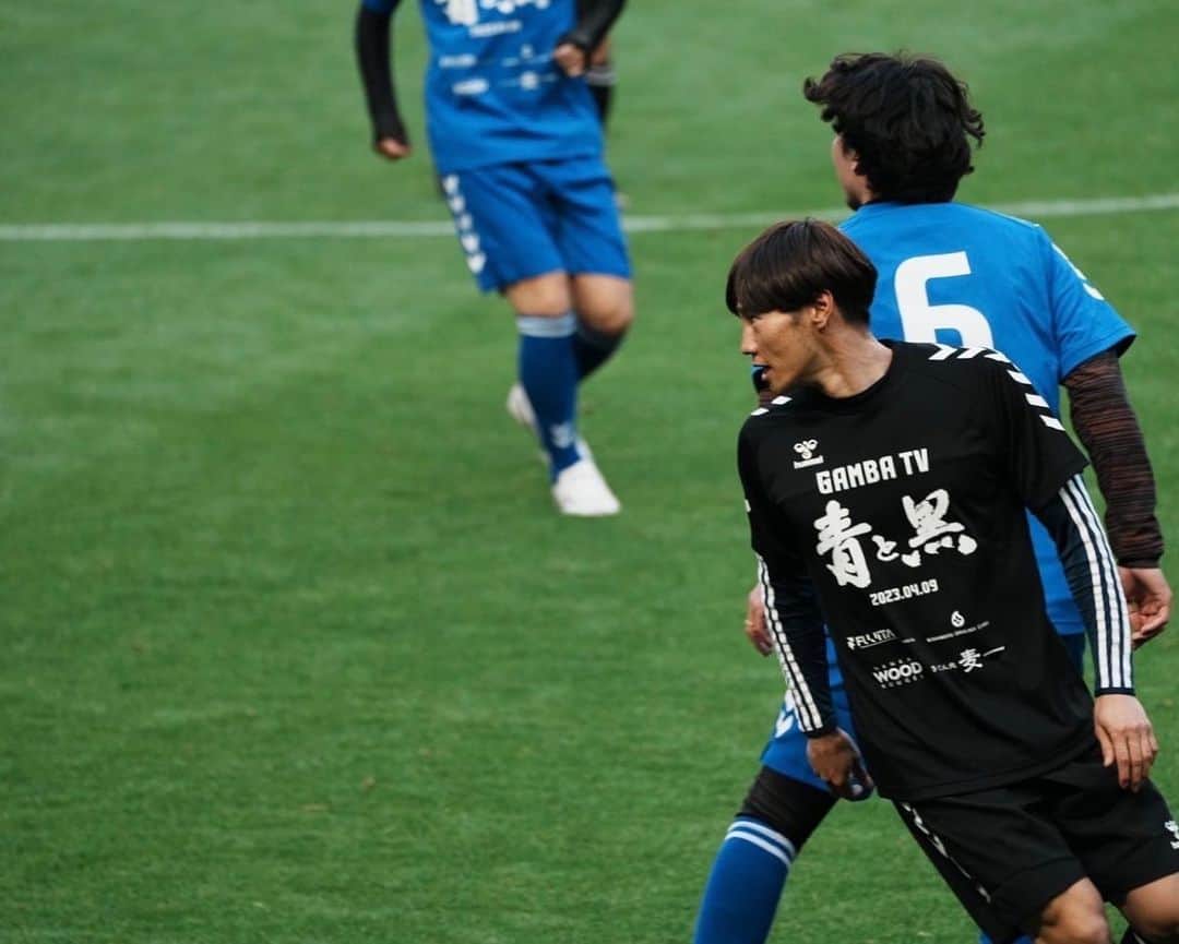 星原健太さんのインスタグラム写真 - (星原健太Instagram)「【ガンバOB選手の方達と】  -  @gambaosaka_official   -  4/9(日)vs川崎戦に行われた ガンバ大阪エキシビジョンマッチ  このような機会を頂けたことで 共に戦った懐かしいメンバーやはじめましての OB選手の方達まで交流する事ができました。  久々に会う仲間達はノリやキャラ、 全体の力関係までほとんど変わってなくて… 今風に言うと草って感じで  懐かしいなぁという気持ちになりました。  -  そして改めて第一線で 活躍していたプロアスリートは  良い意味でもまた 一般社会では生きづらいと言われる ような意味でも  「とにかくガツガツ」  としたエネルギーに溢れていて  そのエネルギーに触れると 「僕は別の道をいこう」と思えるような体験でした。  -  素晴らしい仲間に出会えたことに感謝です。  ※9枚目 僕がガンバ大阪で一番お世話になった （迷惑かけた）榛葉トレーナー  怪我ばっかりする僕の愚痴やわがままに いつも寄り添ってくれた人です。  身体のことはもちろん心のケアや 僕が井之頭五郎のように1人飯を楽しめる キッカケをくれたのも榛葉トレーナーのおかげでした。  まだまだ元気にやられていて嬉しかったです！  頑張ってください👍  -  みながより良い未来に 進むことを祈っています！  -  #サッカー  #jリーグ  #ガンバ大阪  #ガンバ  #星原健太」4月14日 18時39分 - kentahoshihara