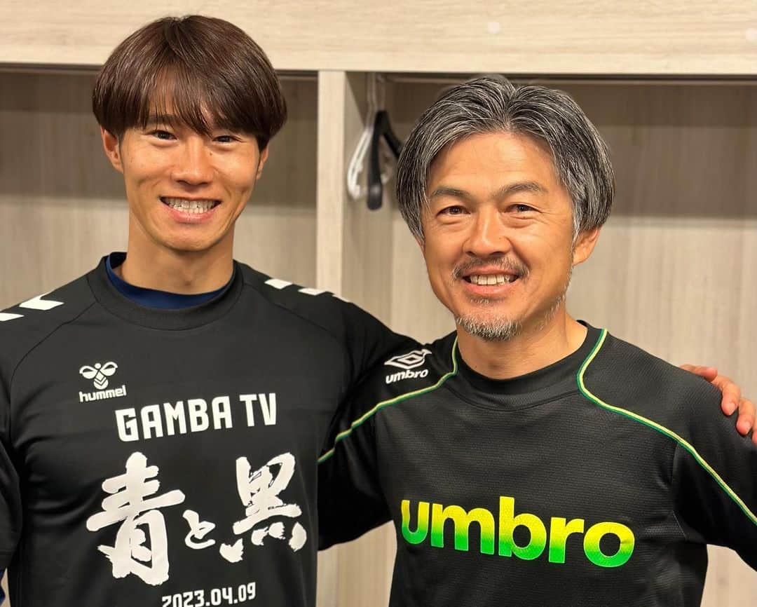 星原健太さんのインスタグラム写真 - (星原健太Instagram)「【ガンバOB選手の方達と】  -  @gambaosaka_official   -  4/9(日)vs川崎戦に行われた ガンバ大阪エキシビジョンマッチ  このような機会を頂けたことで 共に戦った懐かしいメンバーやはじめましての OB選手の方達まで交流する事ができました。  久々に会う仲間達はノリやキャラ、 全体の力関係までほとんど変わってなくて… 今風に言うと草って感じで  懐かしいなぁという気持ちになりました。  -  そして改めて第一線で 活躍していたプロアスリートは  良い意味でもまた 一般社会では生きづらいと言われる ような意味でも  「とにかくガツガツ」  としたエネルギーに溢れていて  そのエネルギーに触れると 「僕は別の道をいこう」と思えるような体験でした。  -  素晴らしい仲間に出会えたことに感謝です。  ※9枚目 僕がガンバ大阪で一番お世話になった （迷惑かけた）榛葉トレーナー  怪我ばっかりする僕の愚痴やわがままに いつも寄り添ってくれた人です。  身体のことはもちろん心のケアや 僕が井之頭五郎のように1人飯を楽しめる キッカケをくれたのも榛葉トレーナーのおかげでした。  まだまだ元気にやられていて嬉しかったです！  頑張ってください👍  -  みながより良い未来に 進むことを祈っています！  -  #サッカー  #jリーグ  #ガンバ大阪  #ガンバ  #星原健太」4月14日 18時39分 - kentahoshihara