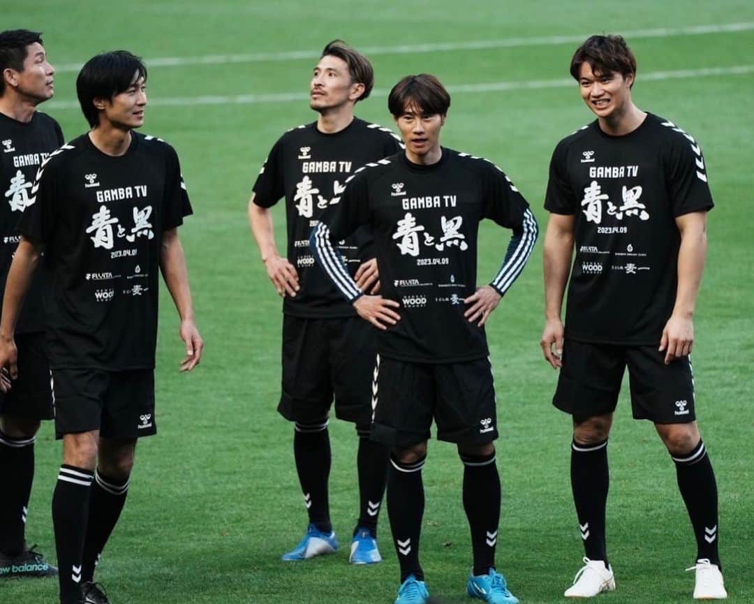 星原健太さんのインスタグラム写真 - (星原健太Instagram)「【ガンバOB選手の方達と】  -  @gambaosaka_official   -  4/9(日)vs川崎戦に行われた ガンバ大阪エキシビジョンマッチ  このような機会を頂けたことで 共に戦った懐かしいメンバーやはじめましての OB選手の方達まで交流する事ができました。  久々に会う仲間達はノリやキャラ、 全体の力関係までほとんど変わってなくて… 今風に言うと草って感じで  懐かしいなぁという気持ちになりました。  -  そして改めて第一線で 活躍していたプロアスリートは  良い意味でもまた 一般社会では生きづらいと言われる ような意味でも  「とにかくガツガツ」  としたエネルギーに溢れていて  そのエネルギーに触れると 「僕は別の道をいこう」と思えるような体験でした。  -  素晴らしい仲間に出会えたことに感謝です。  ※9枚目 僕がガンバ大阪で一番お世話になった （迷惑かけた）榛葉トレーナー  怪我ばっかりする僕の愚痴やわがままに いつも寄り添ってくれた人です。  身体のことはもちろん心のケアや 僕が井之頭五郎のように1人飯を楽しめる キッカケをくれたのも榛葉トレーナーのおかげでした。  まだまだ元気にやられていて嬉しかったです！  頑張ってください👍  -  みながより良い未来に 進むことを祈っています！  -  #サッカー  #jリーグ  #ガンバ大阪  #ガンバ  #星原健太」4月14日 18時39分 - kentahoshihara