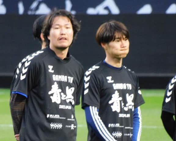 星原健太さんのインスタグラム写真 - (星原健太Instagram)「【ガンバOB選手の方達と】  -  @gambaosaka_official   -  4/9(日)vs川崎戦に行われた ガンバ大阪エキシビジョンマッチ  このような機会を頂けたことで 共に戦った懐かしいメンバーやはじめましての OB選手の方達まで交流する事ができました。  久々に会う仲間達はノリやキャラ、 全体の力関係までほとんど変わってなくて… 今風に言うと草って感じで  懐かしいなぁという気持ちになりました。  -  そして改めて第一線で 活躍していたプロアスリートは  良い意味でもまた 一般社会では生きづらいと言われる ような意味でも  「とにかくガツガツ」  としたエネルギーに溢れていて  そのエネルギーに触れると 「僕は別の道をいこう」と思えるような体験でした。  -  素晴らしい仲間に出会えたことに感謝です。  ※9枚目 僕がガンバ大阪で一番お世話になった （迷惑かけた）榛葉トレーナー  怪我ばっかりする僕の愚痴やわがままに いつも寄り添ってくれた人です。  身体のことはもちろん心のケアや 僕が井之頭五郎のように1人飯を楽しめる キッカケをくれたのも榛葉トレーナーのおかげでした。  まだまだ元気にやられていて嬉しかったです！  頑張ってください👍  -  みながより良い未来に 進むことを祈っています！  -  #サッカー  #jリーグ  #ガンバ大阪  #ガンバ  #星原健太」4月14日 18時39分 - kentahoshihara